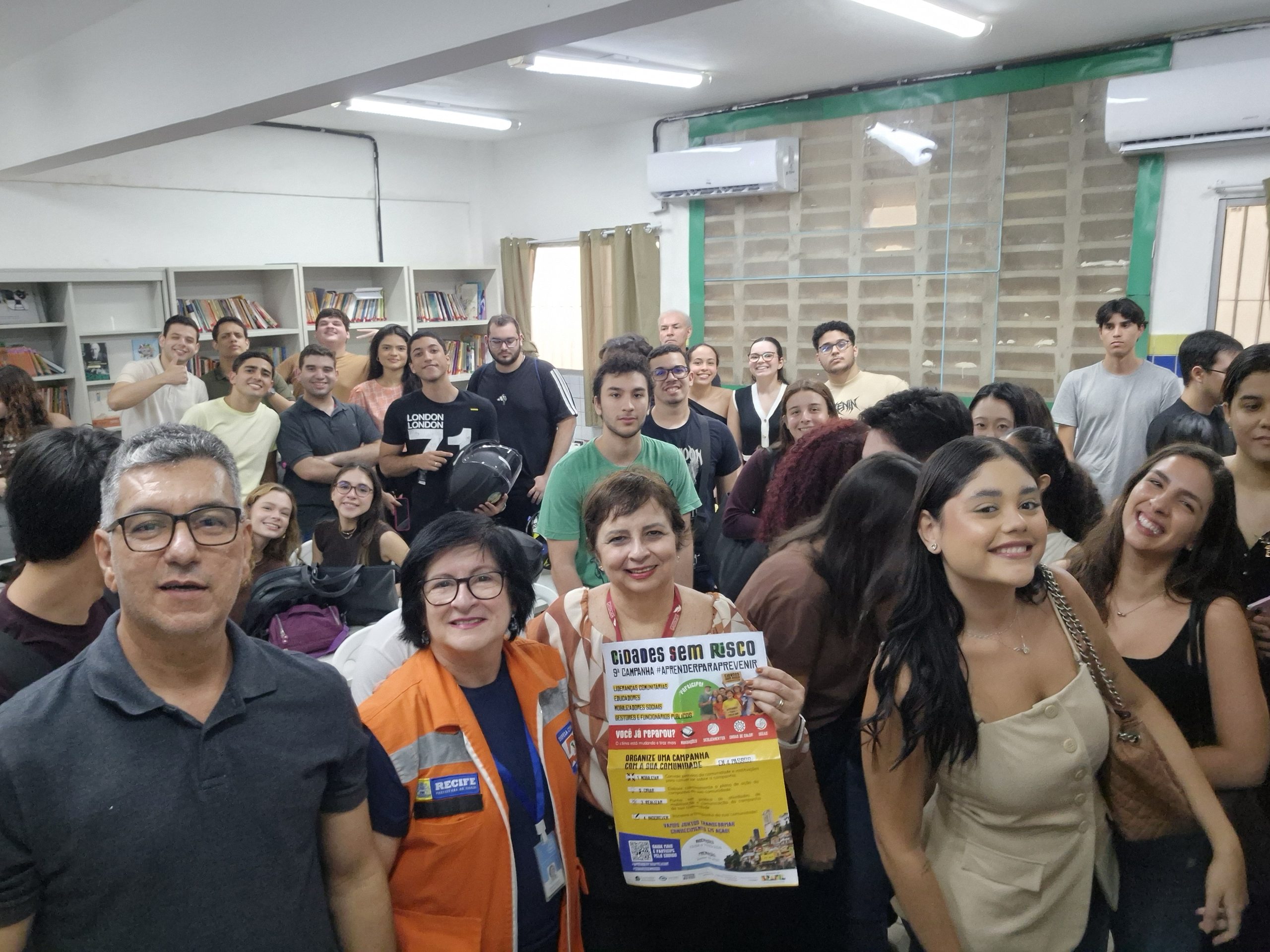 Alunos do curso de direito, Beatris Swanson (Defesa Civil Recife) e professores UNICAP (Willian e Cynthia)