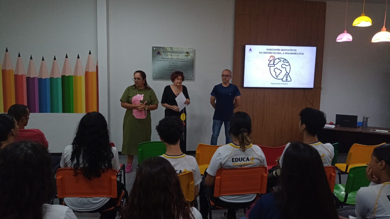 Professor Daniel (organizador do projeto), Rosângela (FEVRE) e Cláudia (Colégio João XXIII)