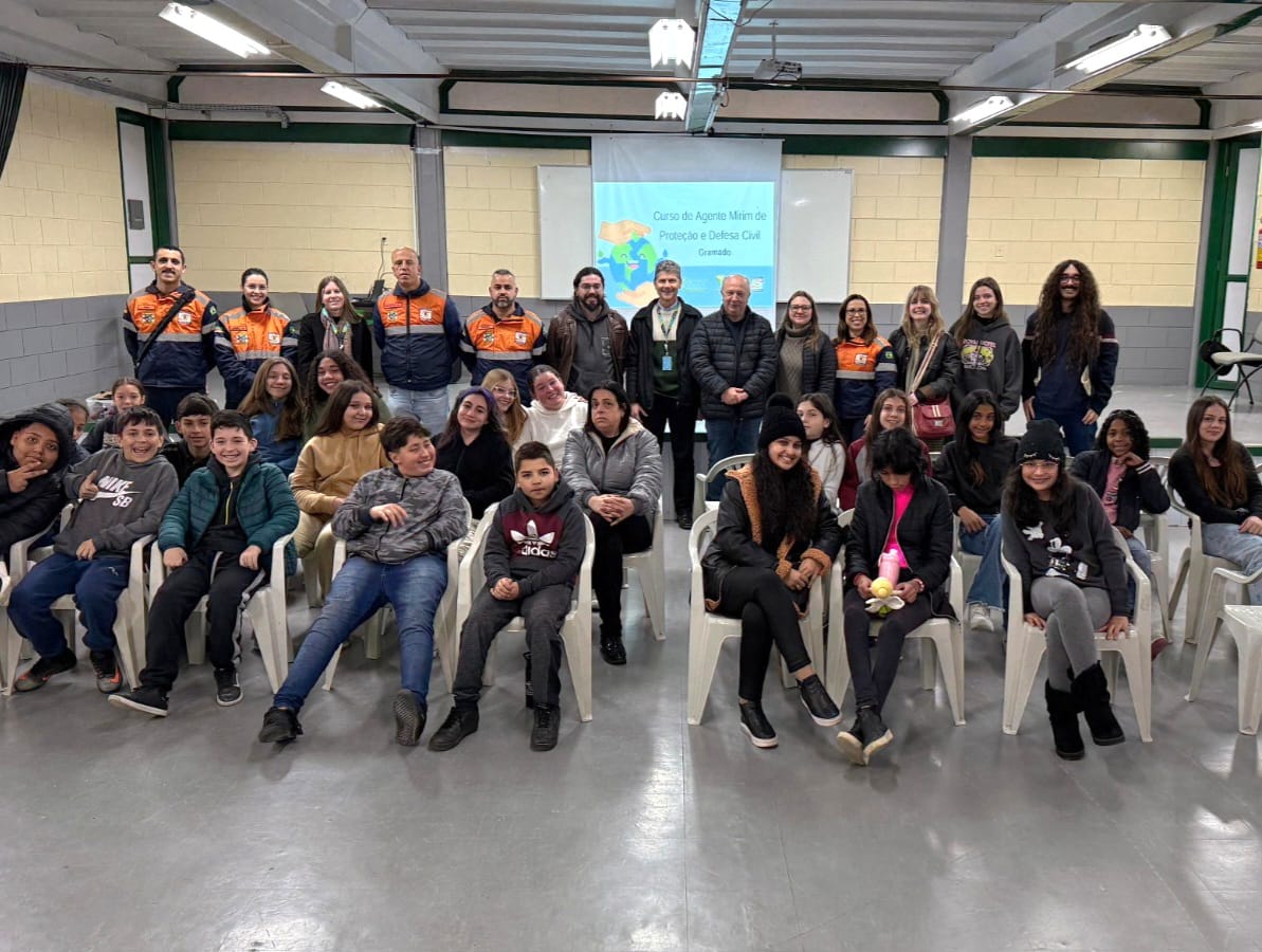 Equipe da Defesa Civil, Professora, Diretora da Escola, Professores e Pesquisadores da FEEVALE e Vice Prefeito
