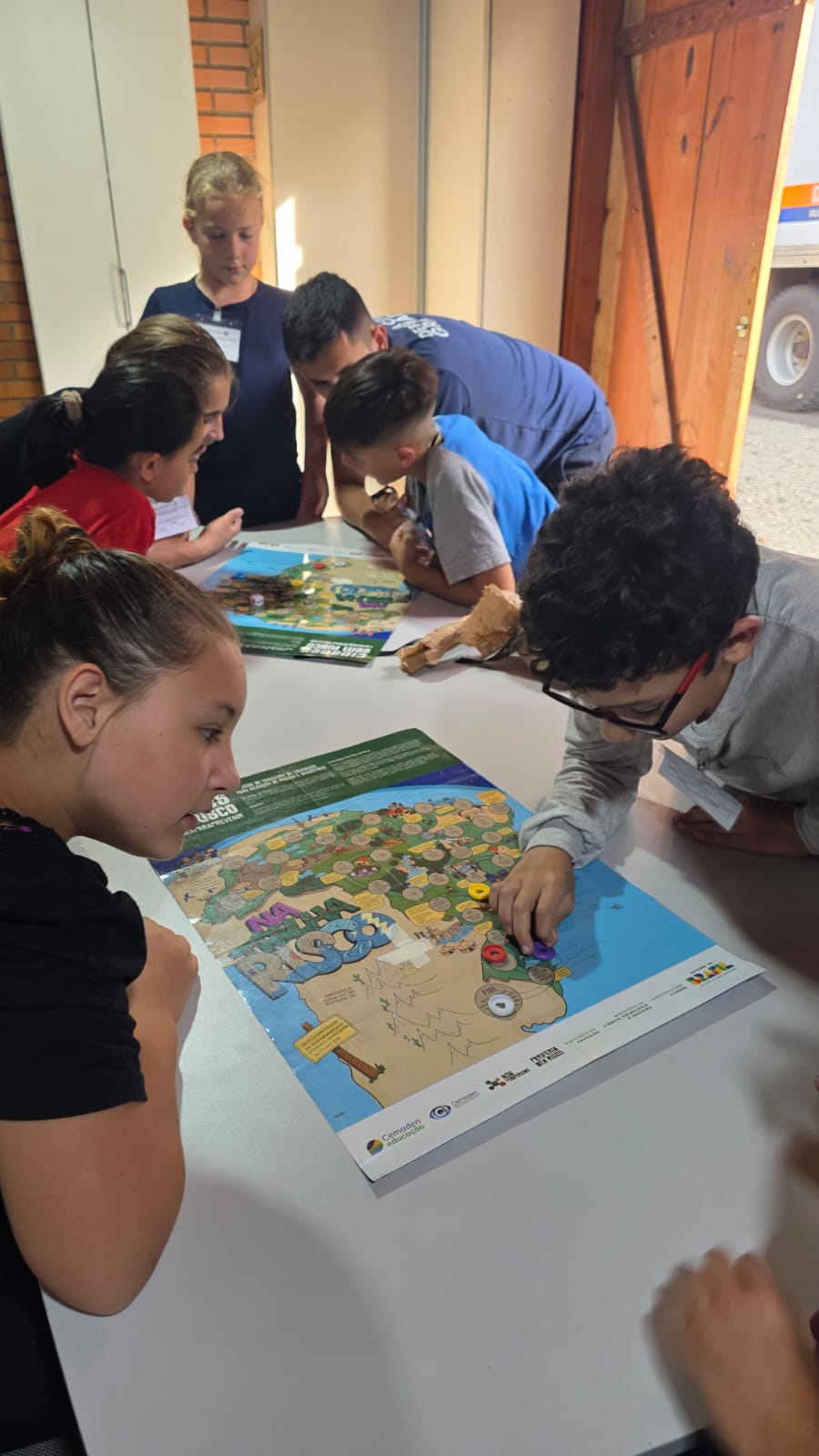 Alunos do Projeto Agente Mirim de Defesa Civil jogando.