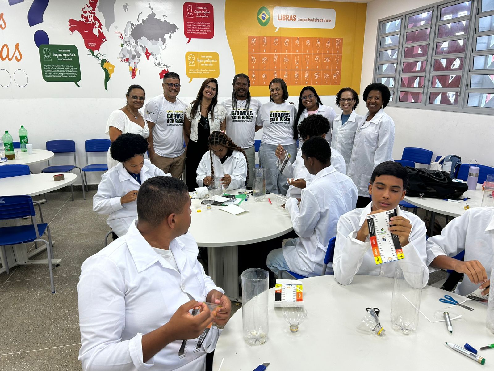 Diretora da escola, professoras e articuladores da campanha