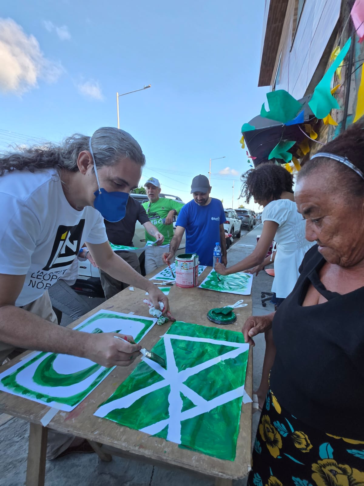 Oficina de arte com marisqueiras (incluindo Dona Leu Marisqueira. Reconhecida como um verdadeiro patrimônio vivo da comunidade de Brasília Teimosa) e membros da Comunidade, ministrada pelo multiartista Leopoldo Nóbrega.