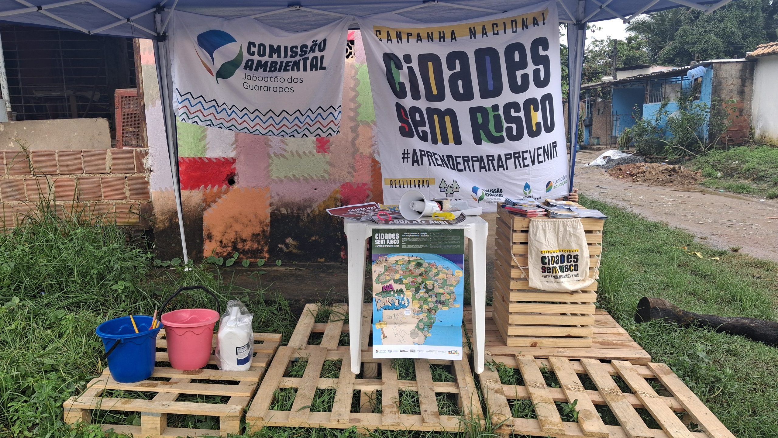 Posto de preparação do lambe lambe e entrega de material educativo da campanha (2026)