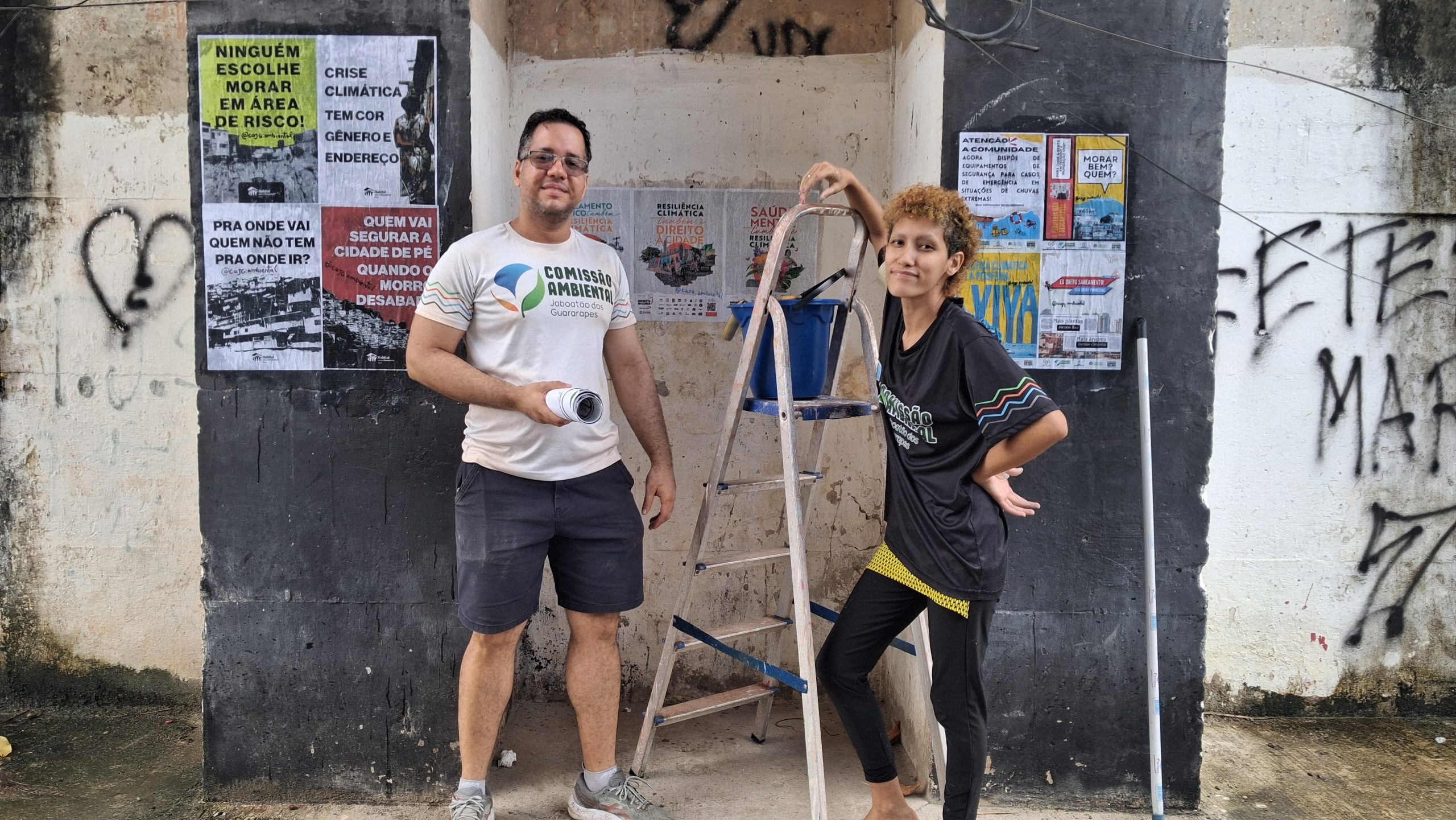 Mural de lambe lambe na entrada da comunidade (2026)