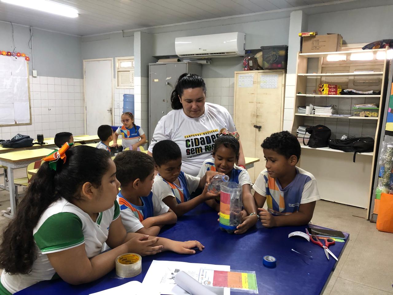 Elaboração do pluviômetro artesanal com a turma do 1º ano da Escola Santa Teresa (Camaragibe/PE)