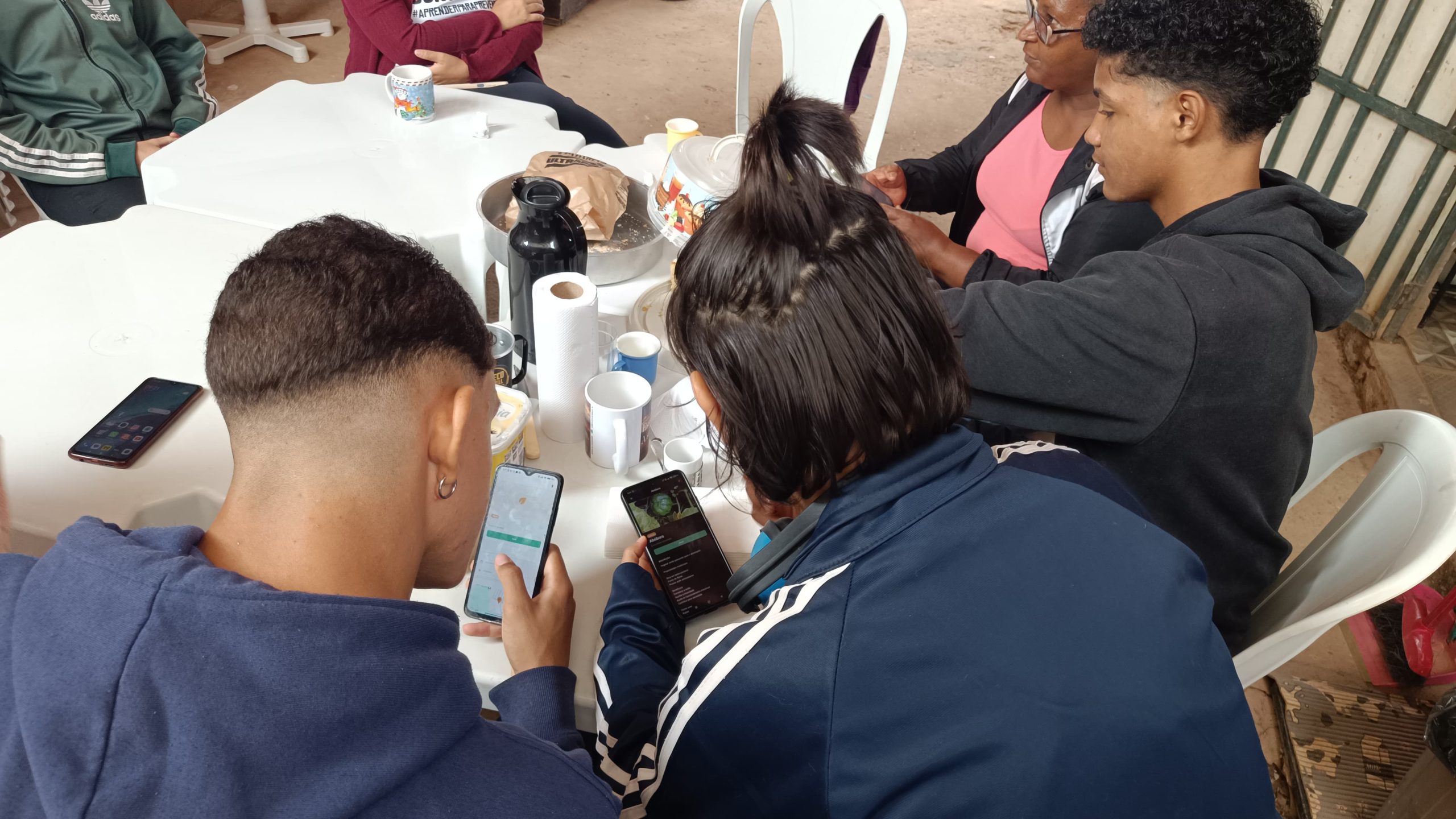 Oficina #PlantarÉConectar aprendendo usar o aplicativo PlantArte, com jovens e lideranças da comunidade