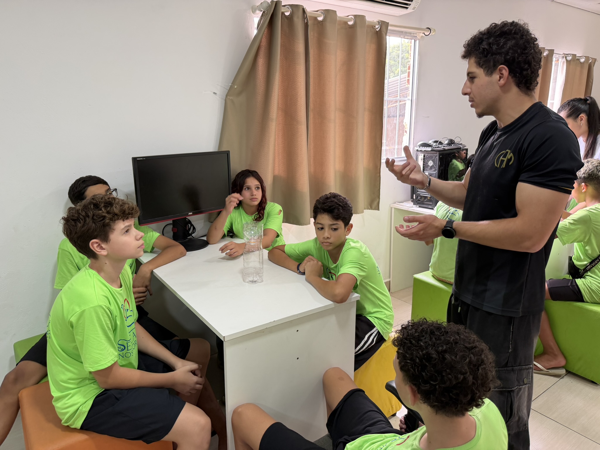 Explicação para os alunos de como o pluvipet pode ser utlizado para coleta de dados, assim como um micro:bit acoplado em um cubesat é usado profissionalmente para analisar as condições ambientais, prever e alertar possíveis riscos