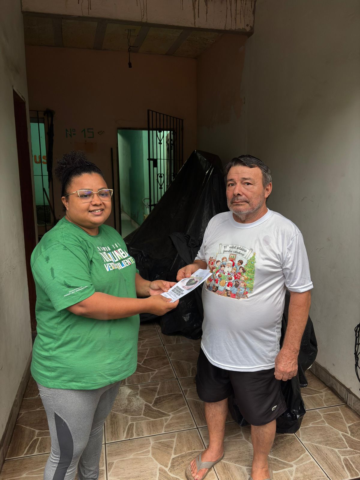 Mobilização porta a porta convidando a comunidade para oficina ambiental, em maio de 2026.