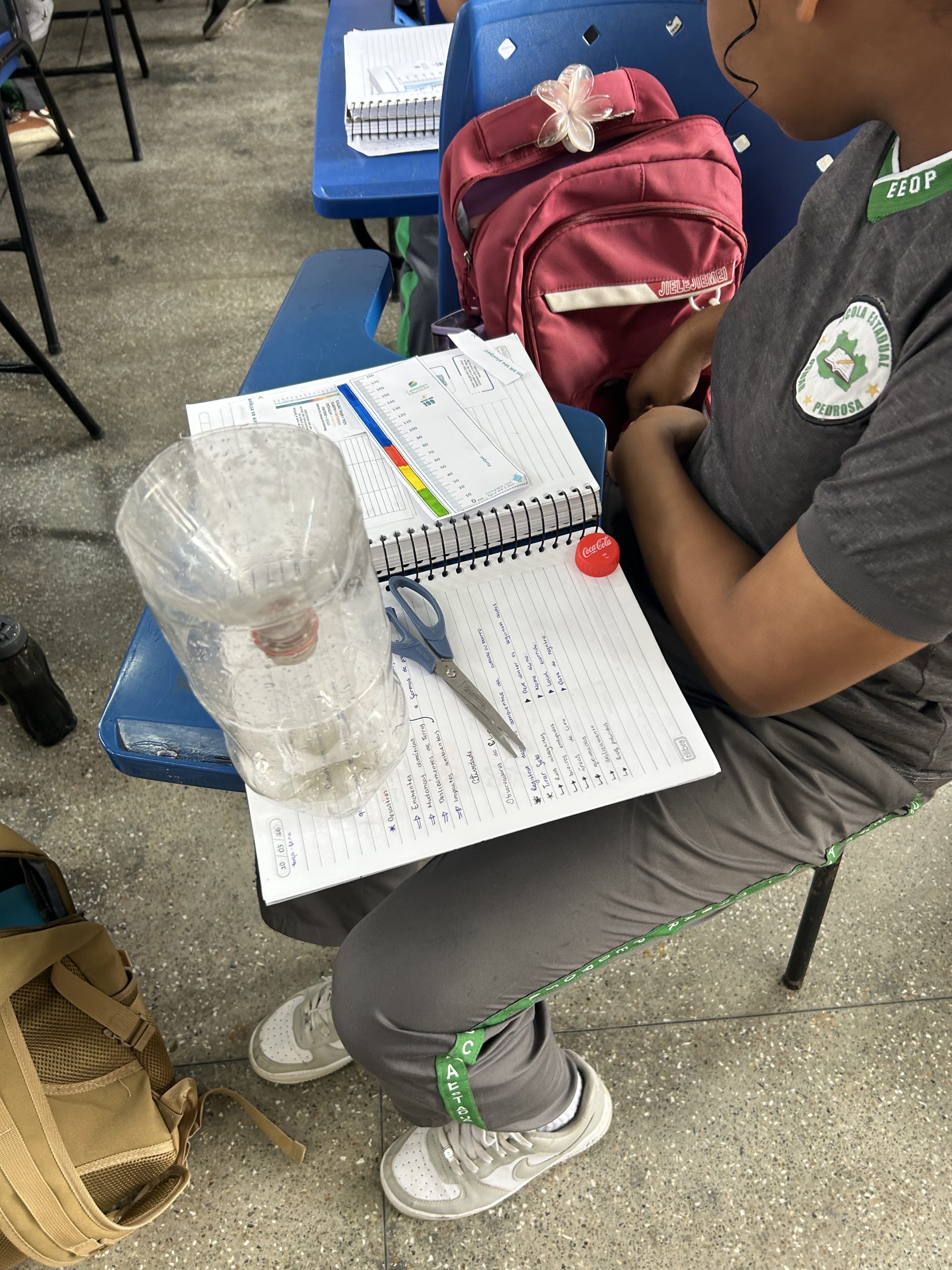 Alunos confeccionando Material da campanha.