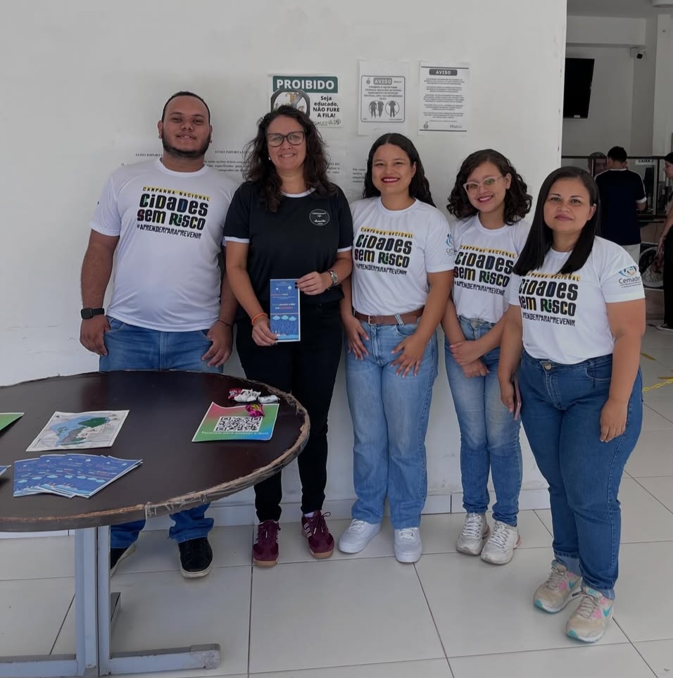 Professora Milena e os discentes responsáveis pela ação.
