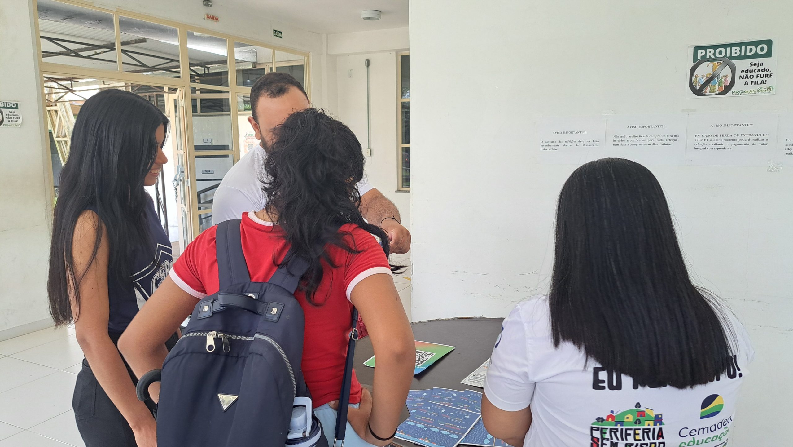 Estudantes mulheres na campanha participando da explicação