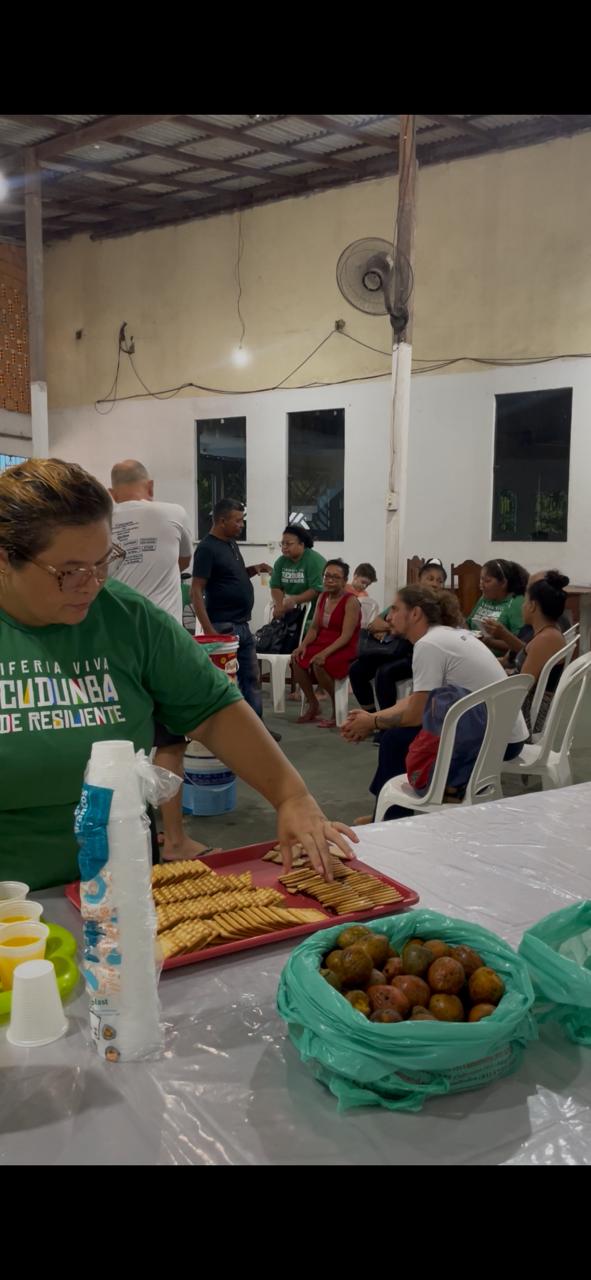 Comunidade local reunida na oficina prática de reciclagem e manejo de resíduos, em maio de 2026.