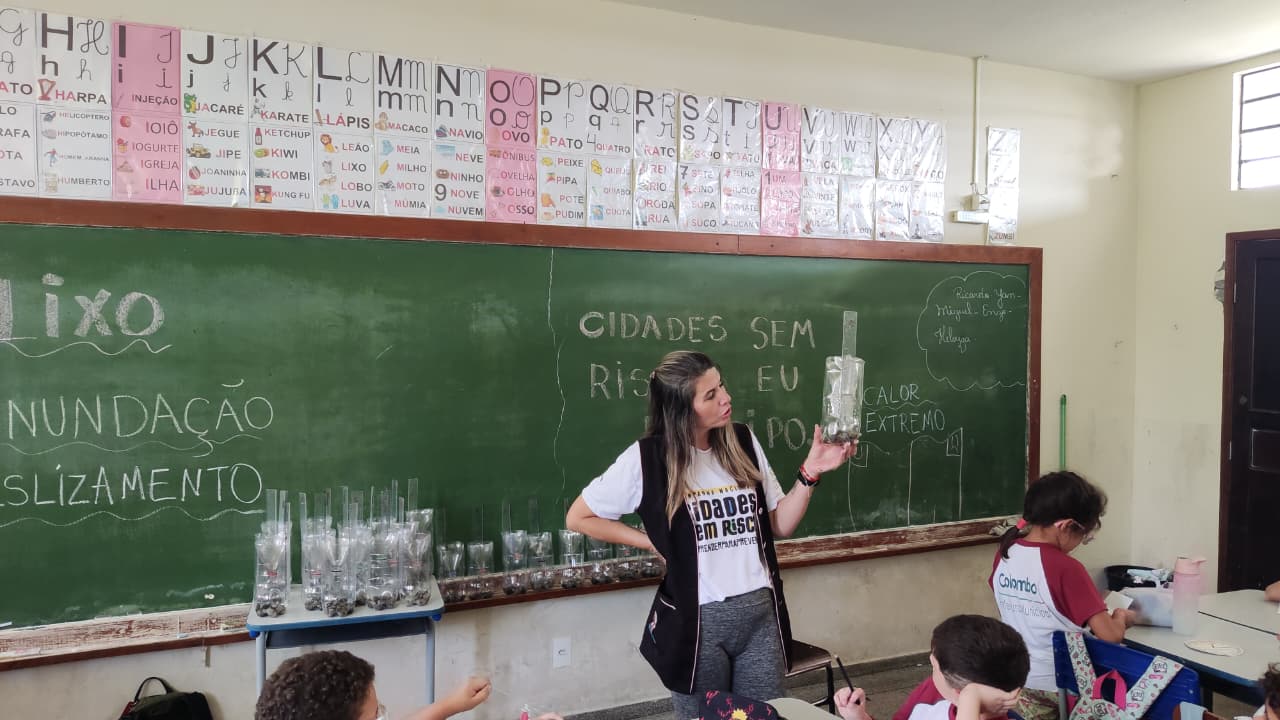 Cristiane Simioni Beira Sousa durante a atividade realizada na escola