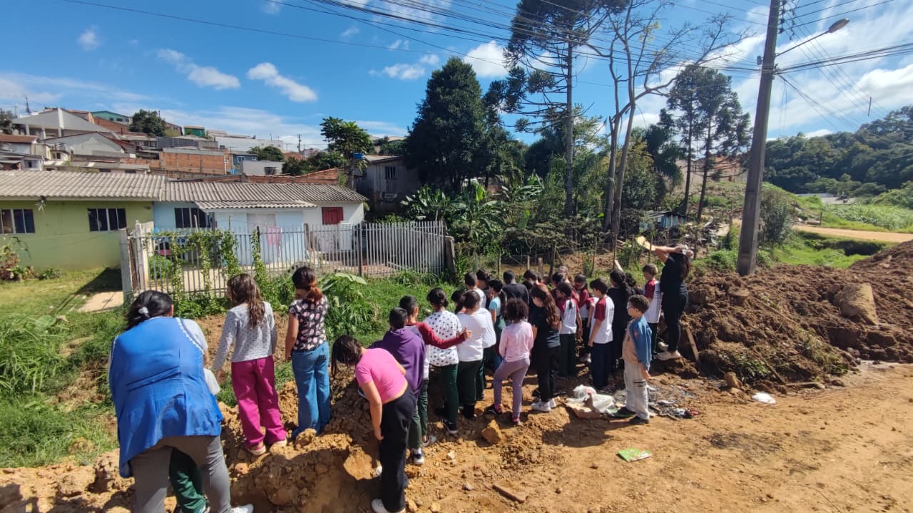 Alunos do 3° ano EF I durante saída de campo para identificar os riscos na comunidade