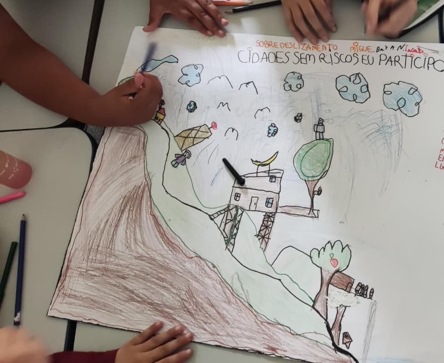 Alunos do 3° ano do EF I desenhando cartaz sobre deslizamentos