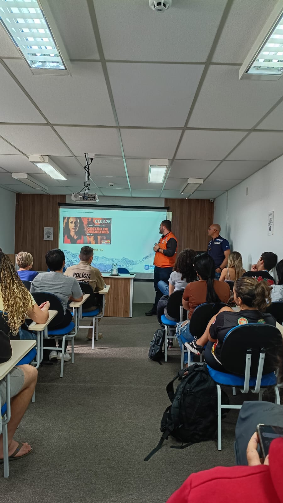 Capacitação sobre Simulado com educadores, comunidade local, profissionais de saúde, agentes de segurança, resgate e proteção civil.