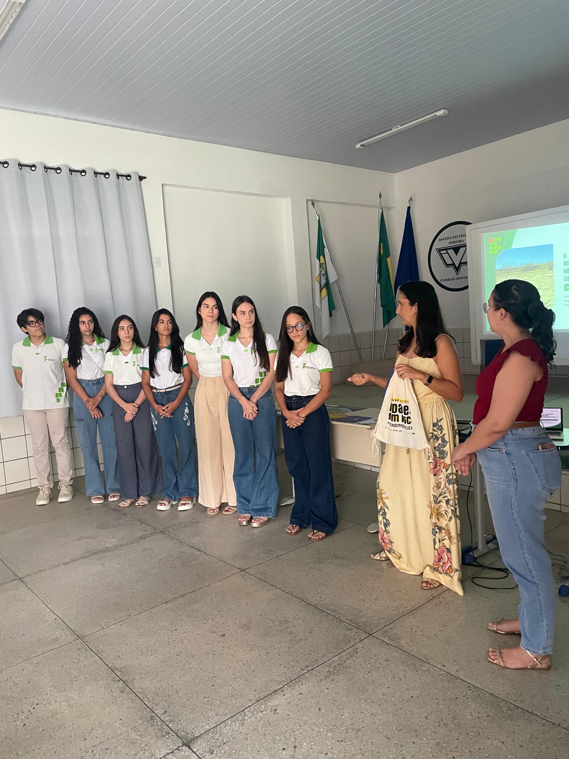 Estudantes do 3º Ano de Alimentos M. (IFRN, campus Currais Novos) - Organizadores da ação: ANA ELISA DANTAS MEDEIROS, FLÁVIA MELLANY DA COSTA PEREIRA, HANNA LOUISE DE ANDRADE MOURA, JOANNA LOYSE PEREIRA DA SILVA, JOÃO ROGÉRIO CENI DA SILVA DINIZ, MARIA CLARA DE MACEDO RODRIGUES BEZERRA, MARIANA MEDEIROS SILVA e orientadora Profa Leiliane Sousa (IFRN); Ana Lúcia (História) da Escola Estadual Instituto Vivaldo Pereira (IVP) que recebeu a atividade na escola.
