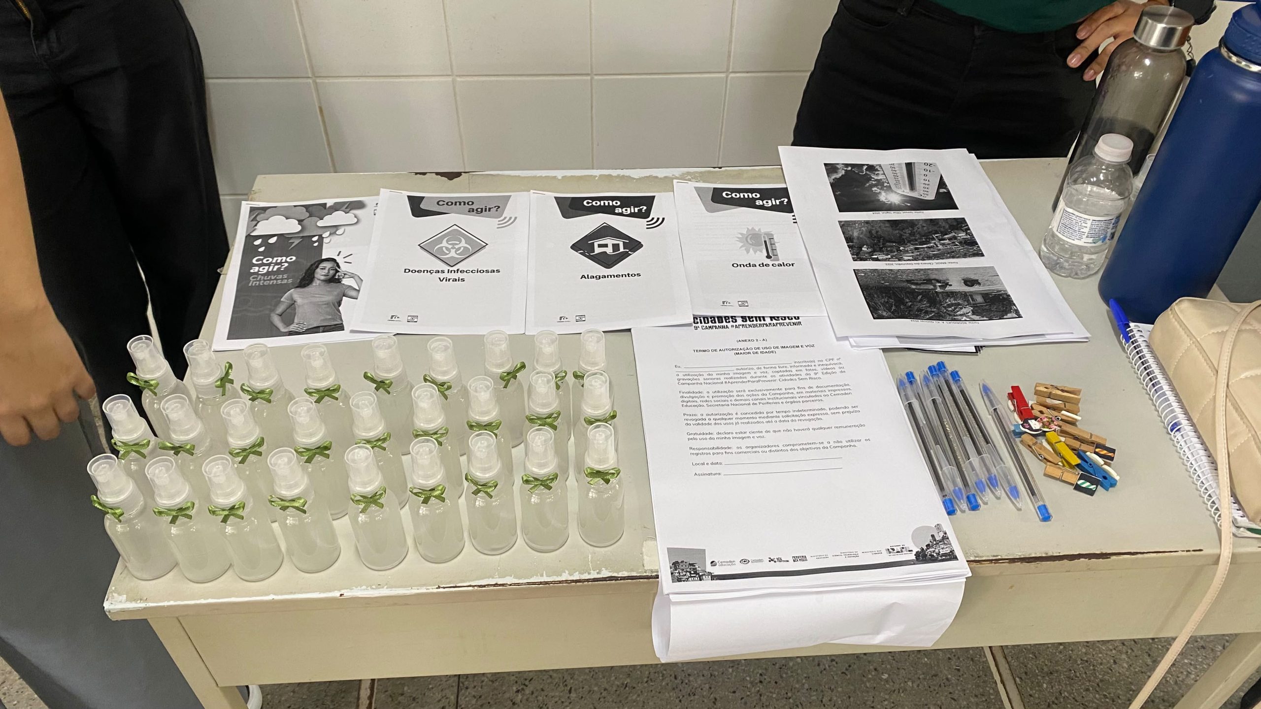 Materiais do CEMADEN para a UBS, essência de citronela feita pelos alunos para a comunidade (combate ao risco biológico de arboviroses)
