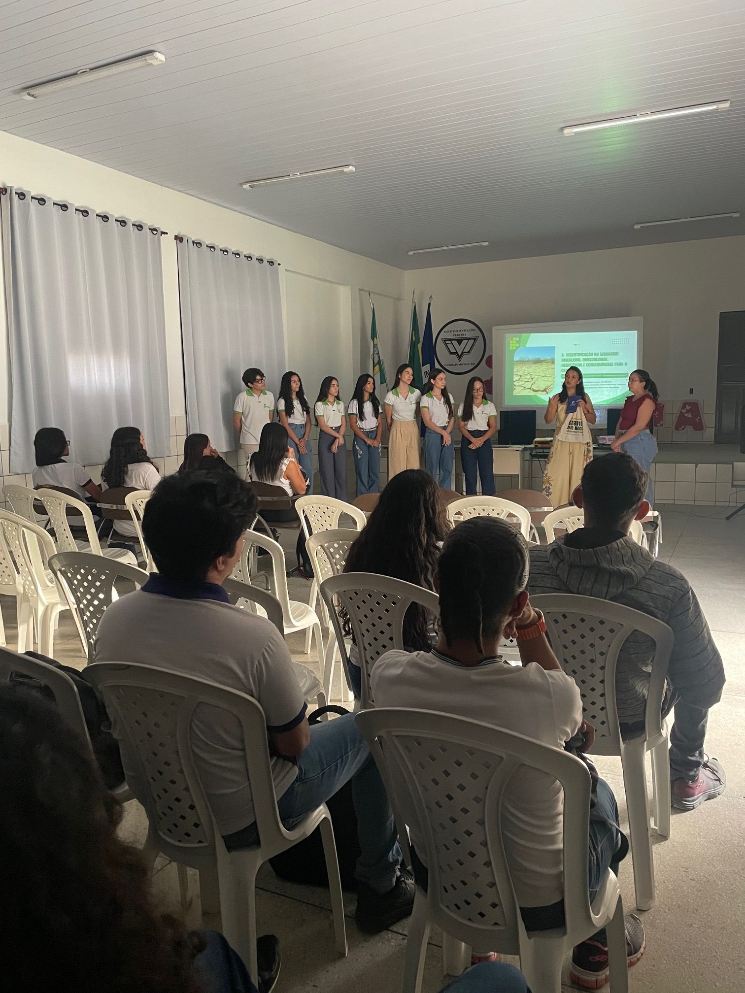Parte do público - 2 turmas de estudantes escola IVP