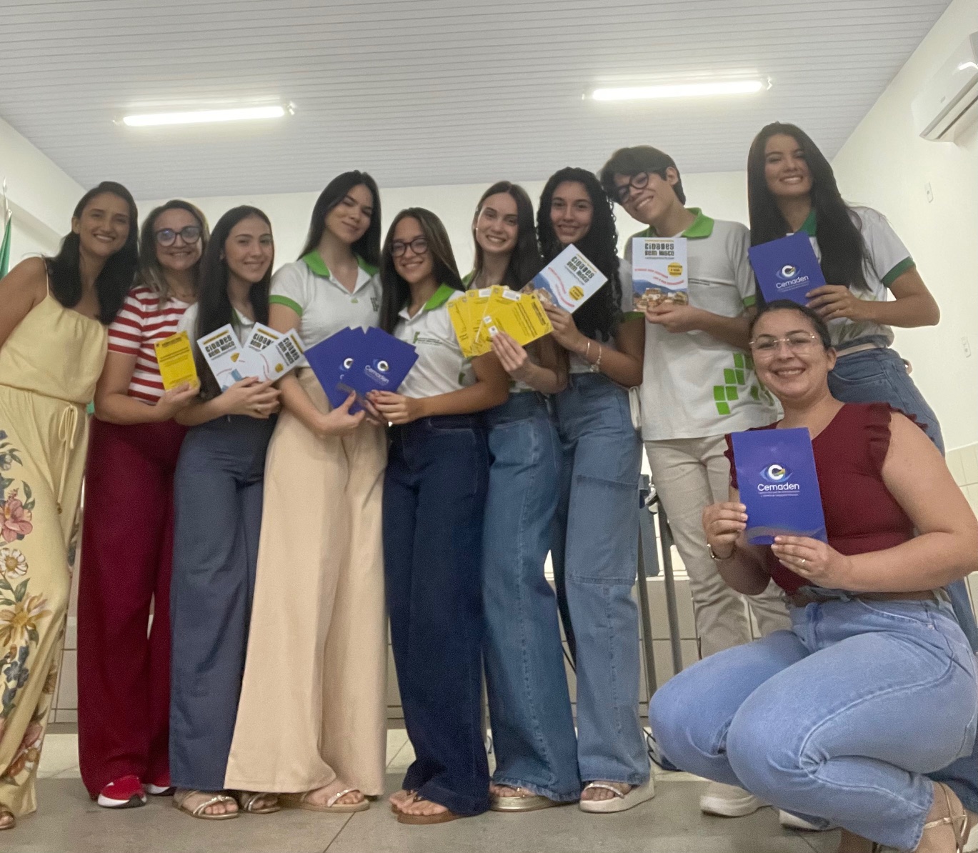 Estudantes do 3º Ano de Alimentos M. (IFRN, campus Currais Novos) - Organizadores da ação: ANA ELISA DANTAS MEDEIROS, FLÁVIA MELLANY DA COSTA PEREIRA, HANNA LOUISE DE ANDRADE MOURA, JOANNA LOYSE PEREIRA DA SILVA, JOÃO ROGÉRIO CENI DA SILVA DINIZ, MARIA CLARA DE MACEDO RODRIGUES BEZERRA, MARIANA MEDEIROS SILVA e orientadora Profa Leiliane Sousa (IFRN); Ana Lúcia (História) e Adeilsa Liene (Sociologia) Escola Estadual Instituto Vivaldo Pereira (IVP) receberam a atividade na escola.