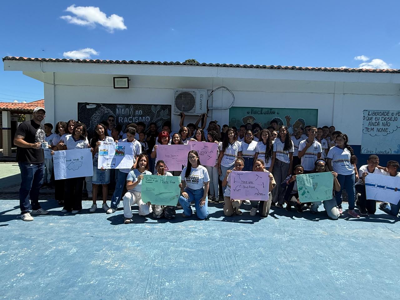 Registro de finalização de oficina com Clara Moura e Vitoria REgina (agachadas ao centro)