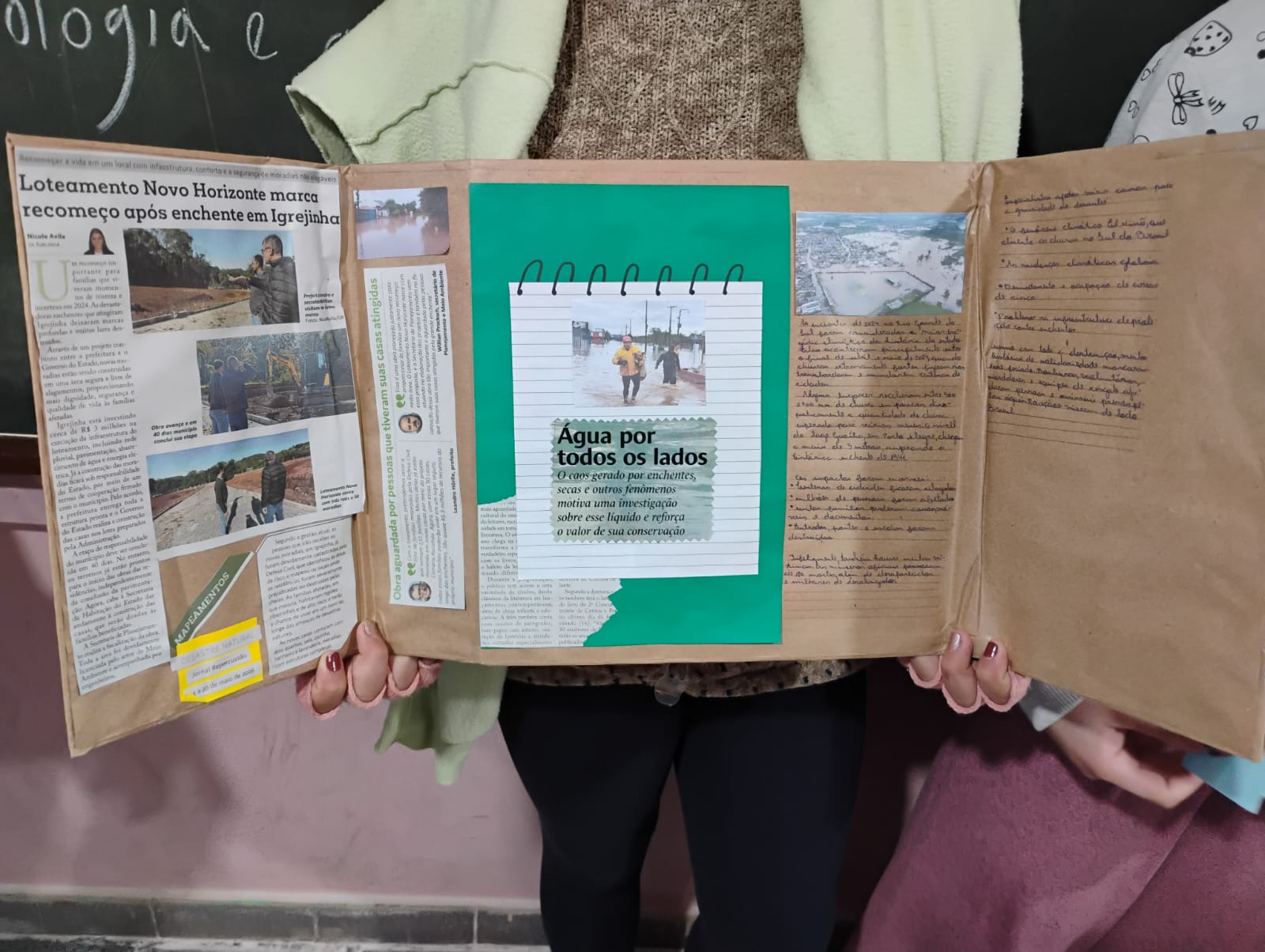 Lapbook prontos com a utilização de reportagens de Jornais da região sobre enchente e pesquisas realizadas de possiveis soluções.