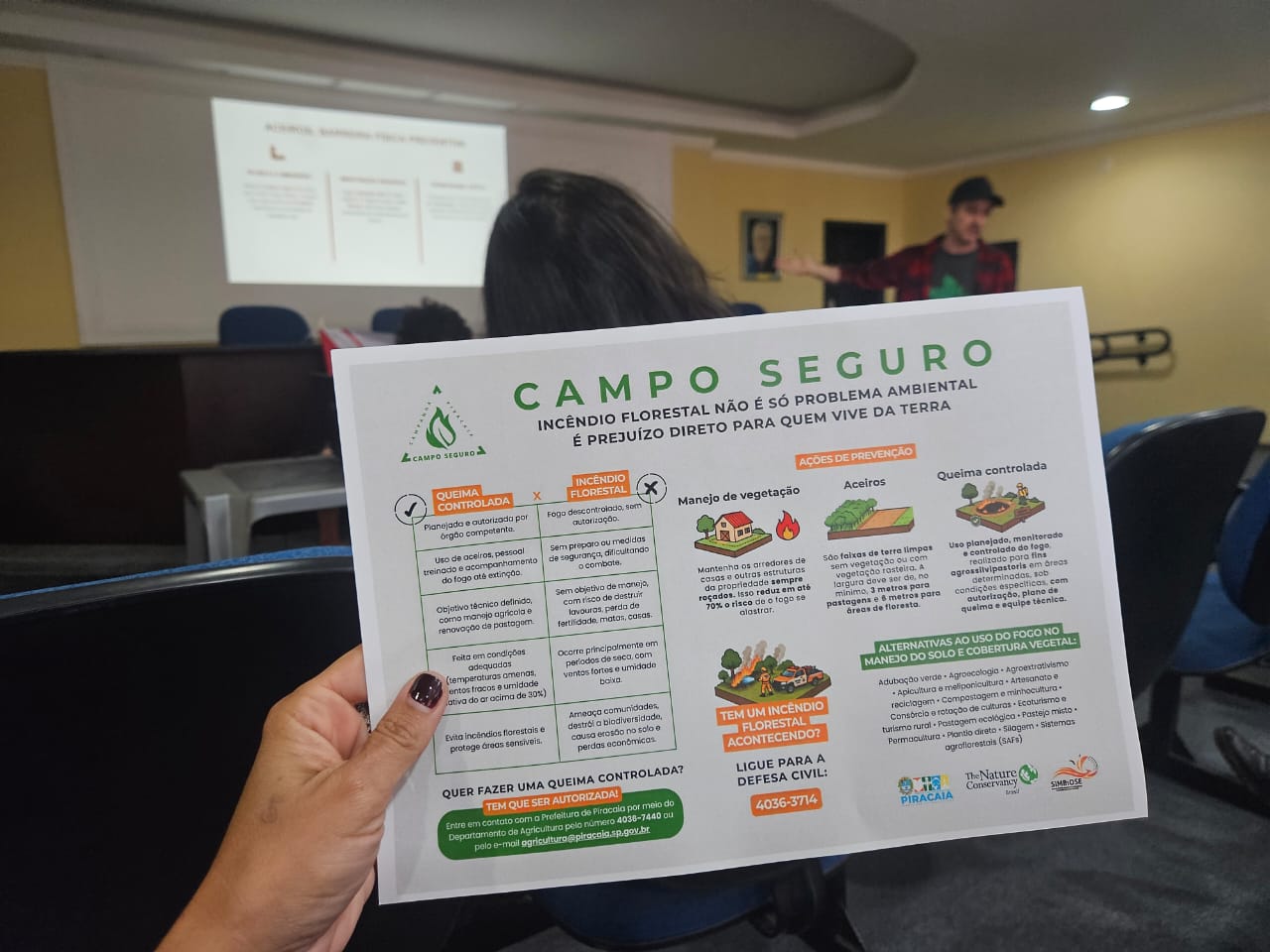 Folder da campanha Campo Seguro, sobre ações de prevenção e queimas controladas, com foco em proprietários e moradores rurais. Entregue nas ações da Semana do Fogo e continuamente até julho.