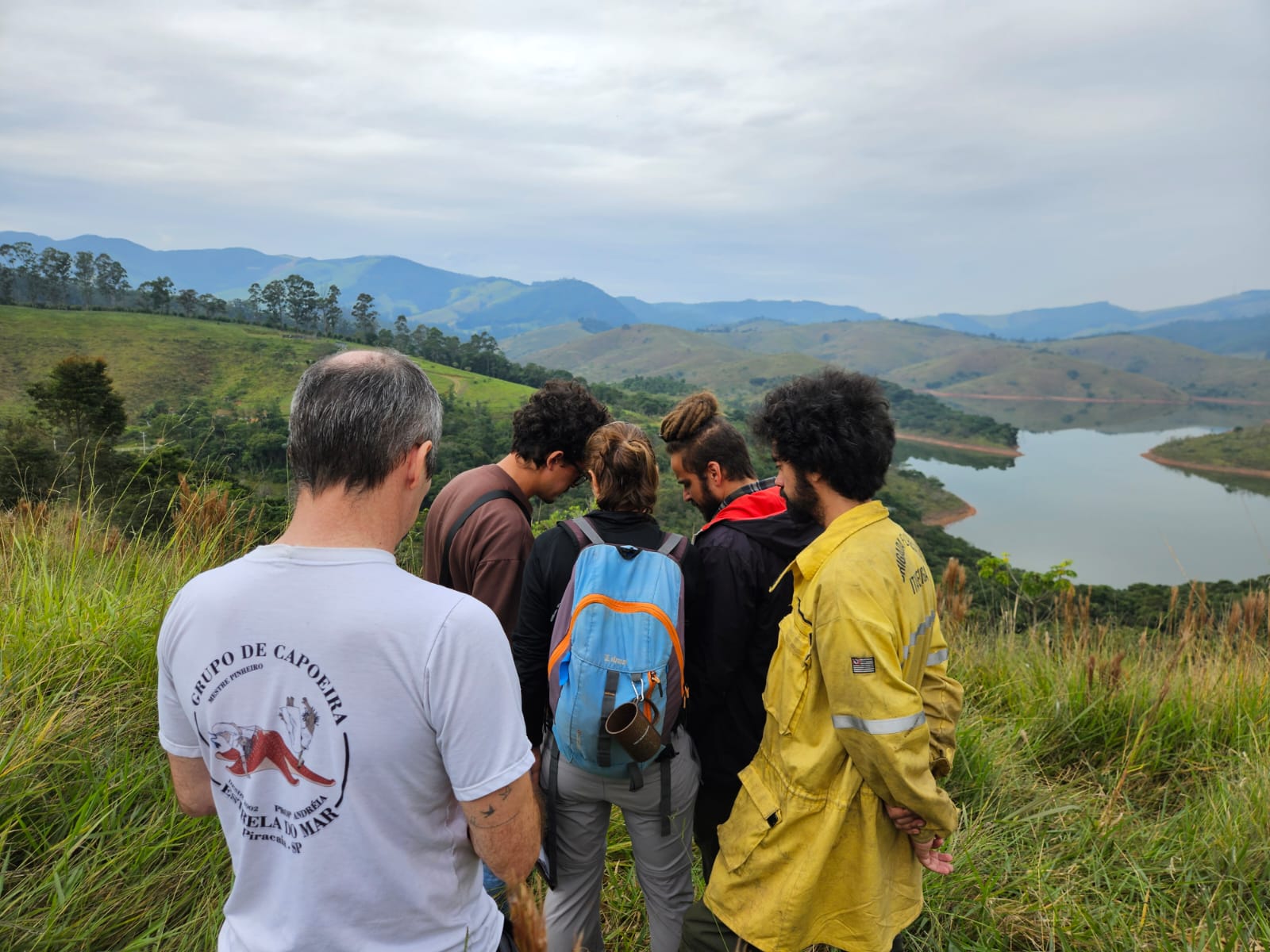 Vistoria informativa da campanha Campo Seguro em uma propriedade parceira do projeto Produtor de Água, com mata nativa, áreas de regeneração e pasto. Andando e observando a propriedade, discutimos possíveis origens do fogo, áreas sensíveis a serem protegidas, as medidas preventivas necessárias e avaliamos o risco de fogo. Cada visita gera um relatório com fotos de drone e apontamento das medidas, enviado para os proprietários.