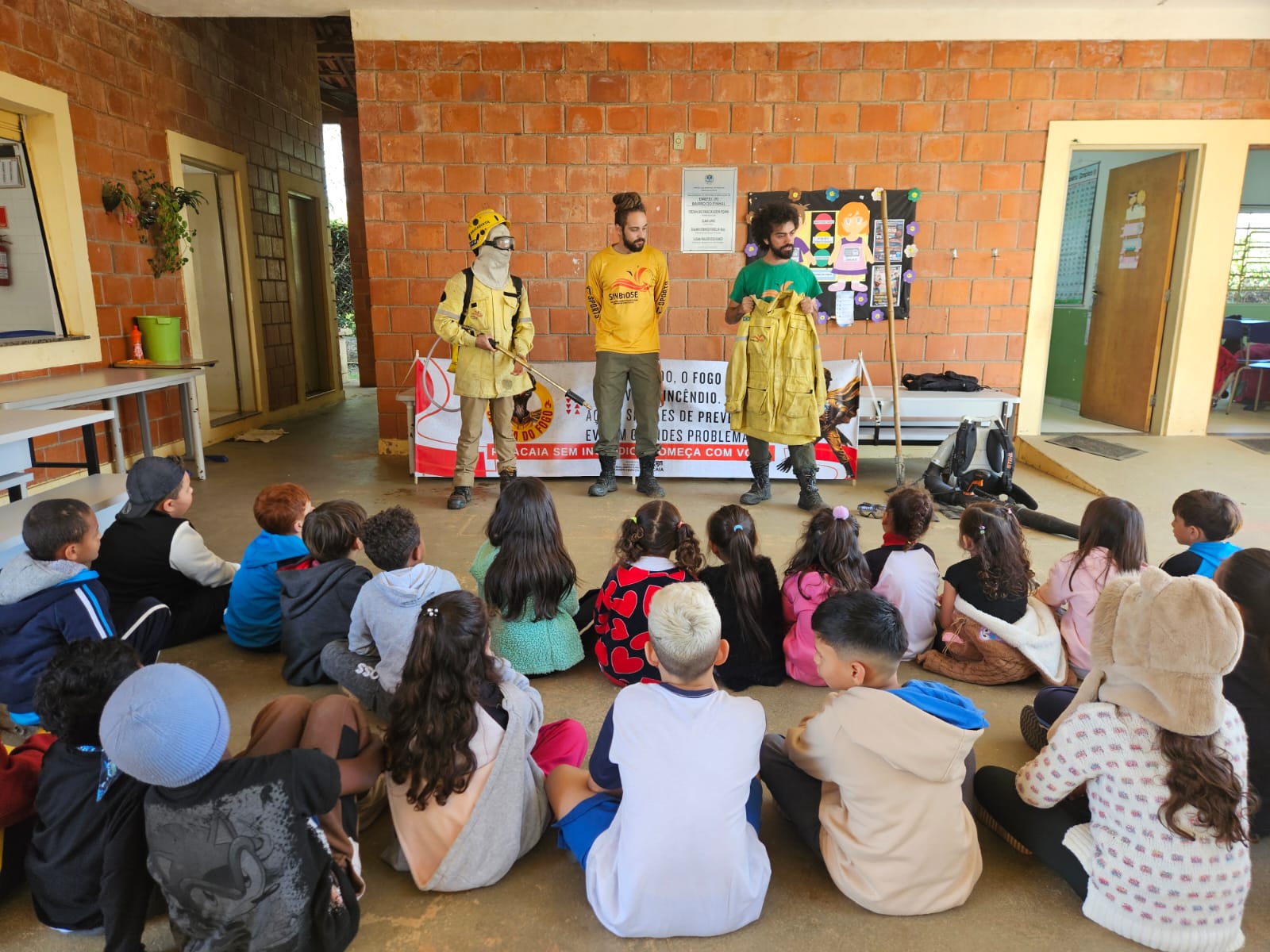 Oficina de brigadistas florestais em escola rural de Piracaia. As crianças puderam conversar sobre fogo, prevenção de incêndios, experimentar a bomba costas, vestir os EPIs e visualizar as ferramentas de combate no veículo da brigada.