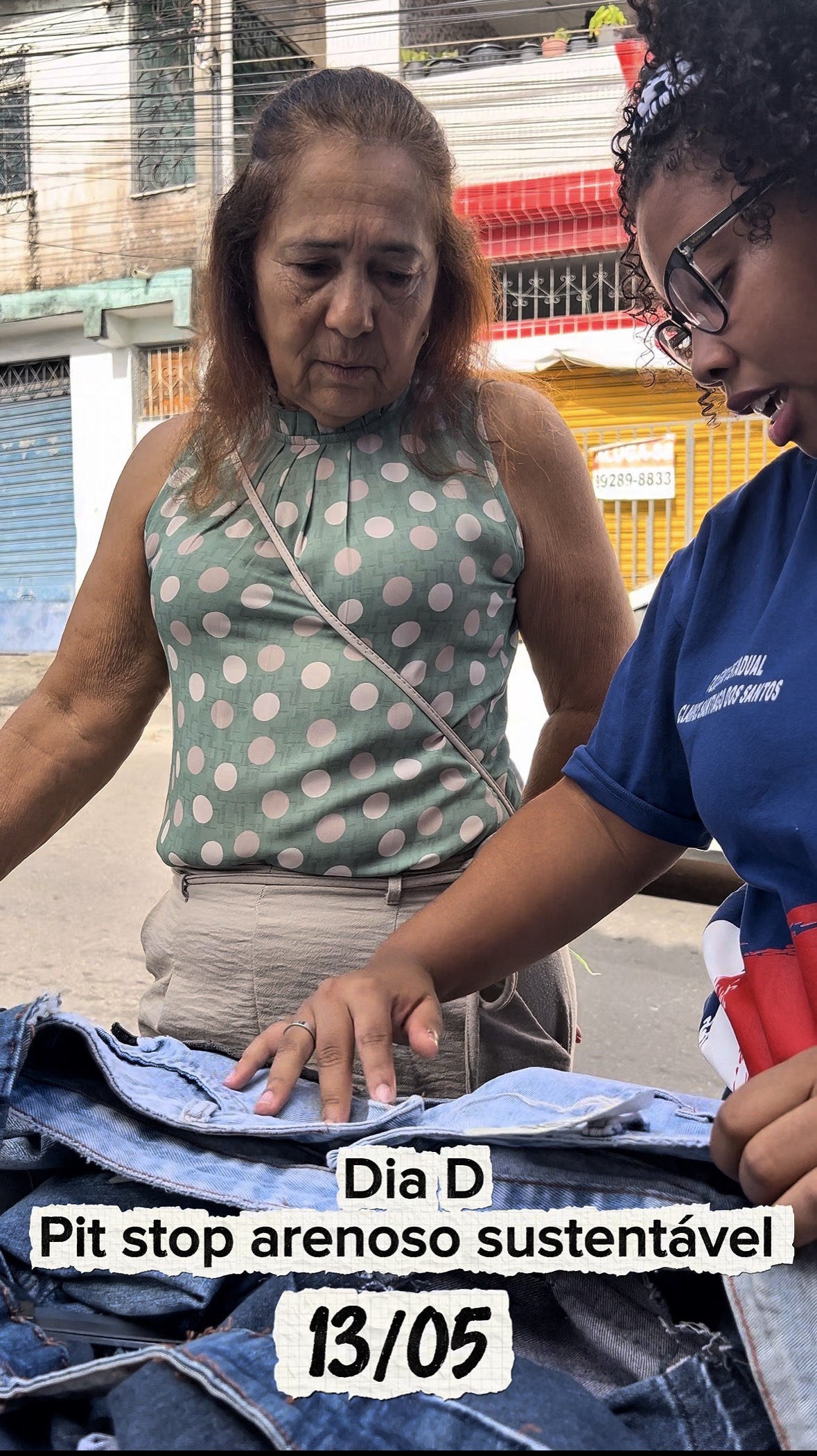Distribuição de bags com jeans doados- uma do nosso dia D da campanha