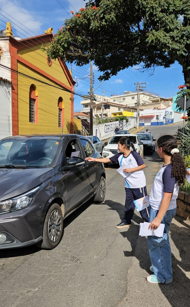 Além de distribuir os folhetos informativos, as crianças também conversavam com os motoristas, com autonomia para transmitir seu próprio conhecimento sobre o tema.