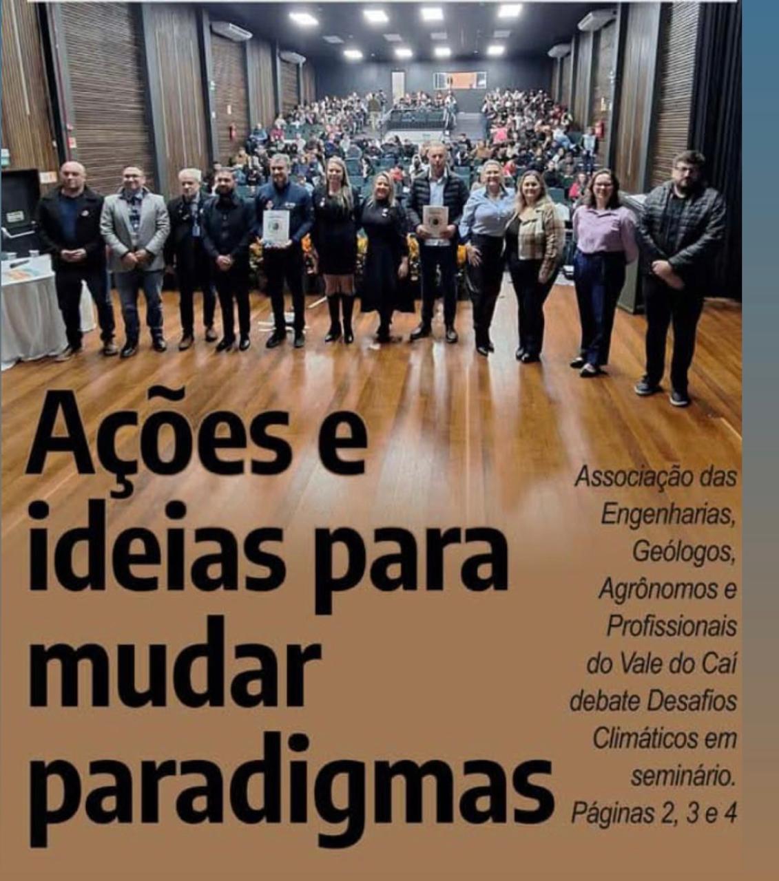 Foto do palco no dia do Seminário e reportagem da capa do jornal local