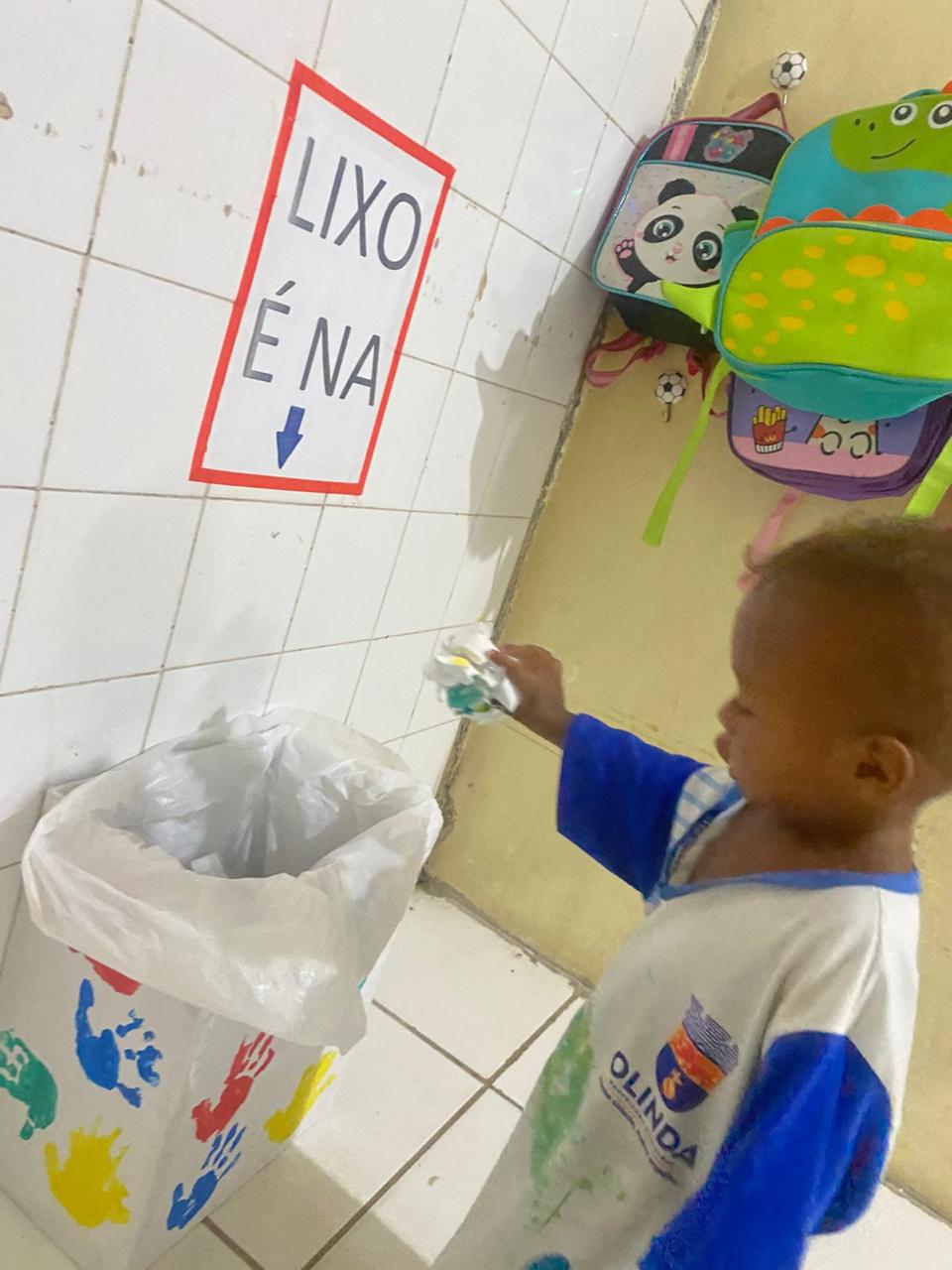 Cuidado com a saúde e o ambiente: as crianças criaram o hábito de colocar o lixo na lixeira.