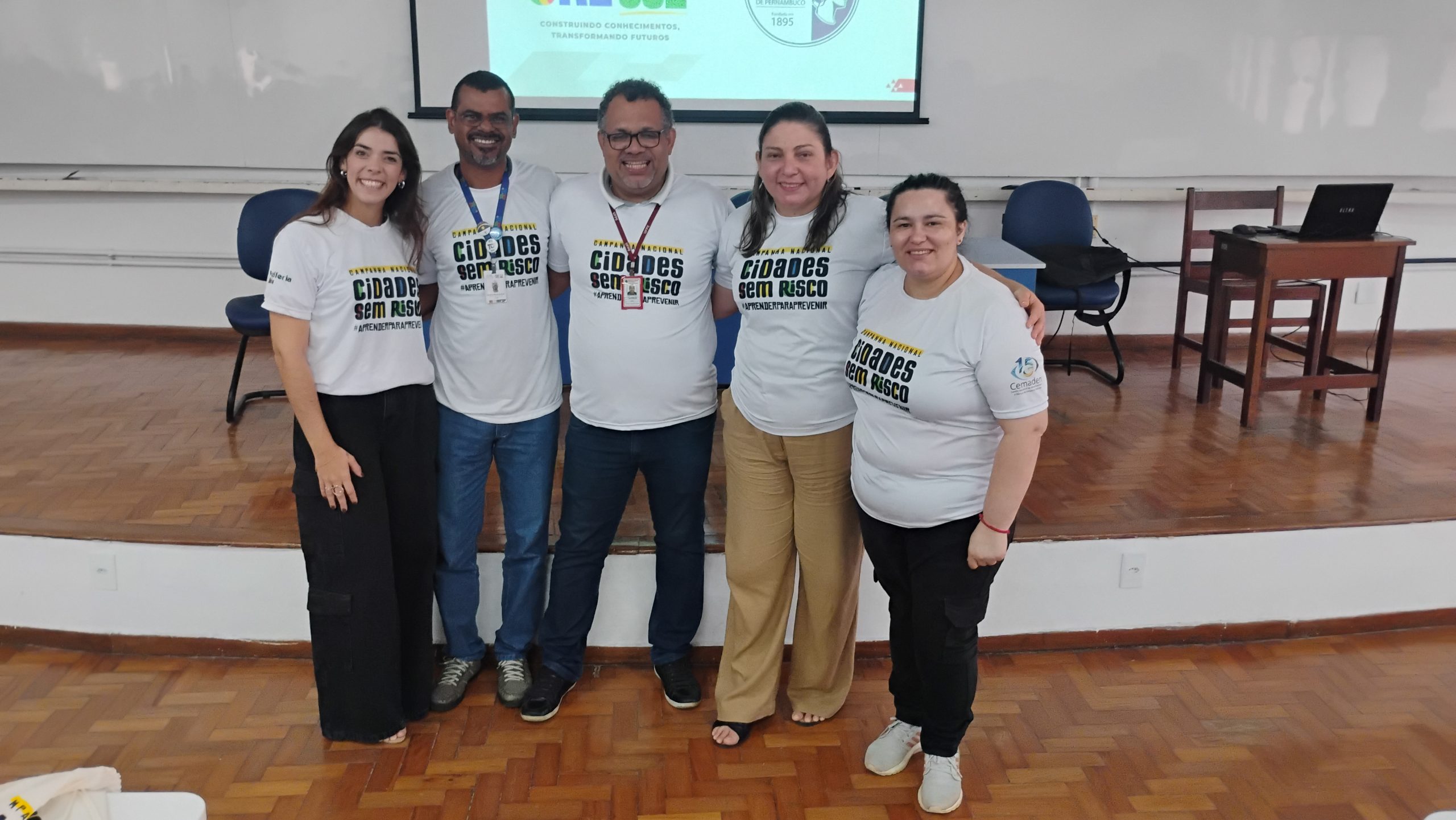 Da esquerda para a direita: Andrea Maria Nogueira C. Ribeiro (Coordenadora Setorial de Extensão e Cultura do CTG/UFPE ), Altamir Rodrigues de Souza (GRE Metro Sul), Magda Rosângela Santos Vieira (vice-diretora do Centro de Tecnologia e Geociências (CTG)), Robson Ribeiro de Lima (Prof. e representante de extensão do Departamento de Engenharia de Minas), Ana Cláudia Almeida Calado (Projeto Foco no Risco GEGEP-UFPE, Facilitadora municipal do Recife-PE/ Cemadeneducação)