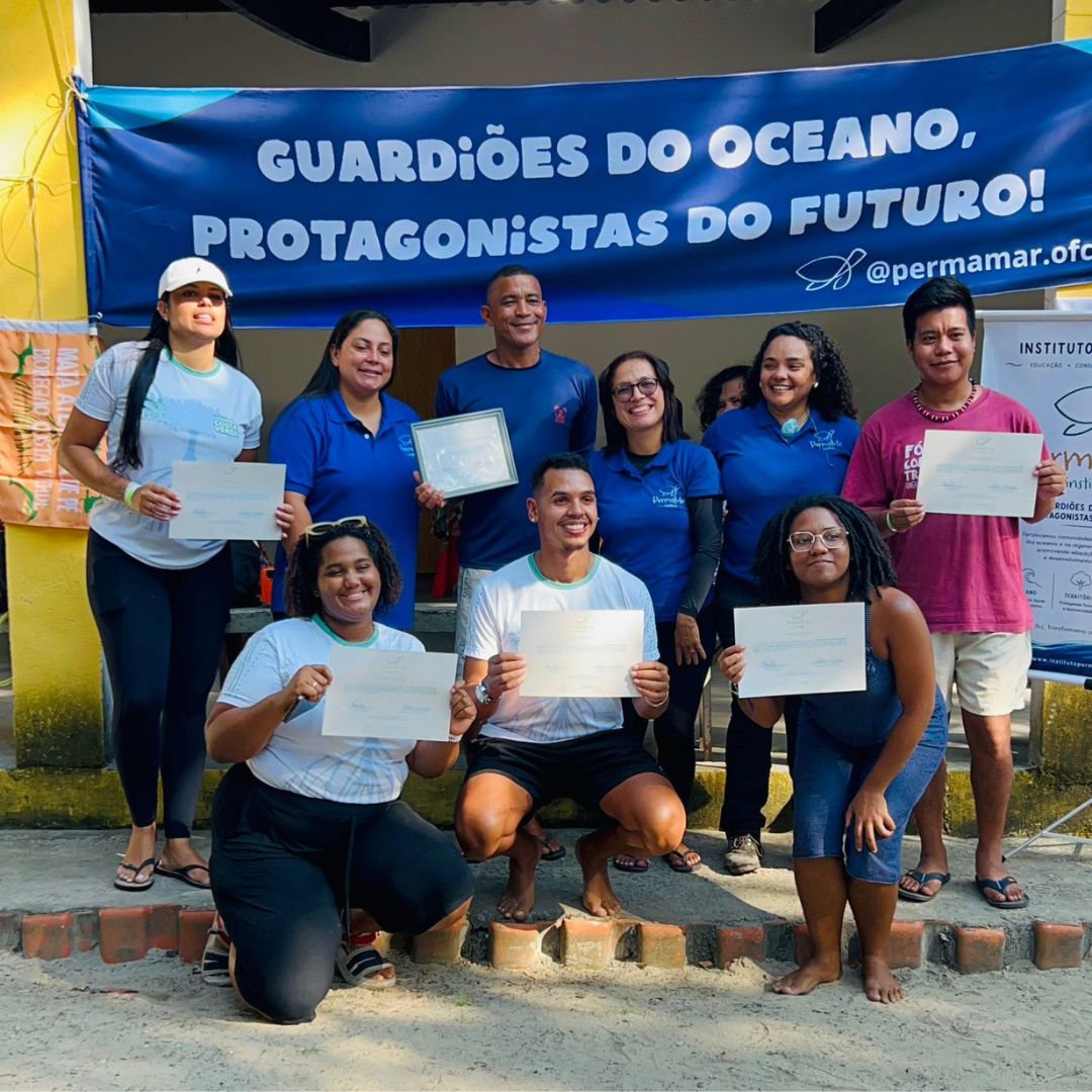 Formação e certificação de jovens lideranças comunitárias participantes da campanha Guardiões do Oceano, fortalecendo o protagonismo juvenil, a justiça socioambiental e a participação territorial na Biorregião da Costa Verde.