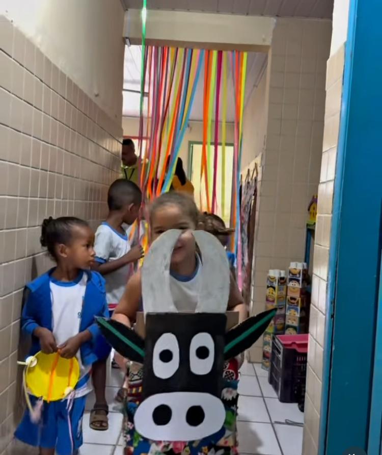 Confecção do Boi Menino - lenda bairro que se tornou grande símbolo de cultura viva do território.
