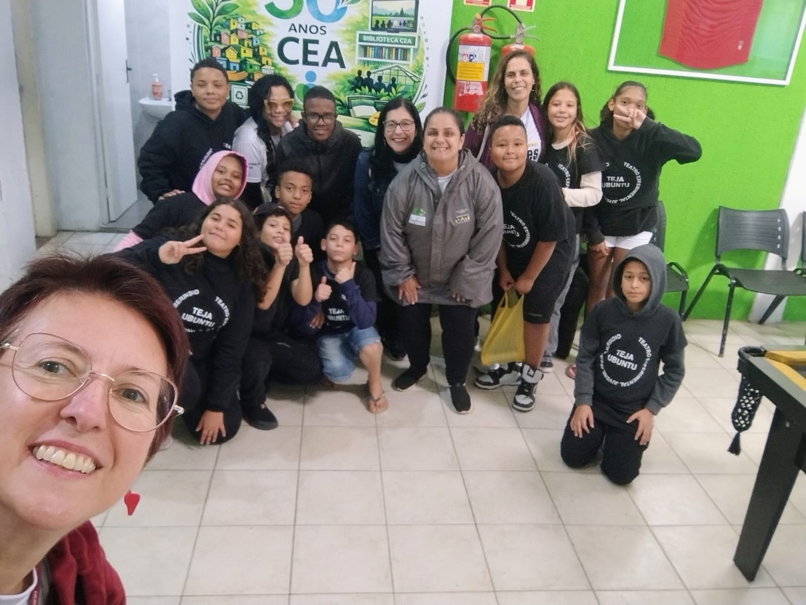 Visita ao CEA, professoras esquerda Adriana, Iaraci, a esquerda Daniela e Bianca, ao centro Gabriela (CEA), alunos da EMEF Nossa Senhora de Fátima.