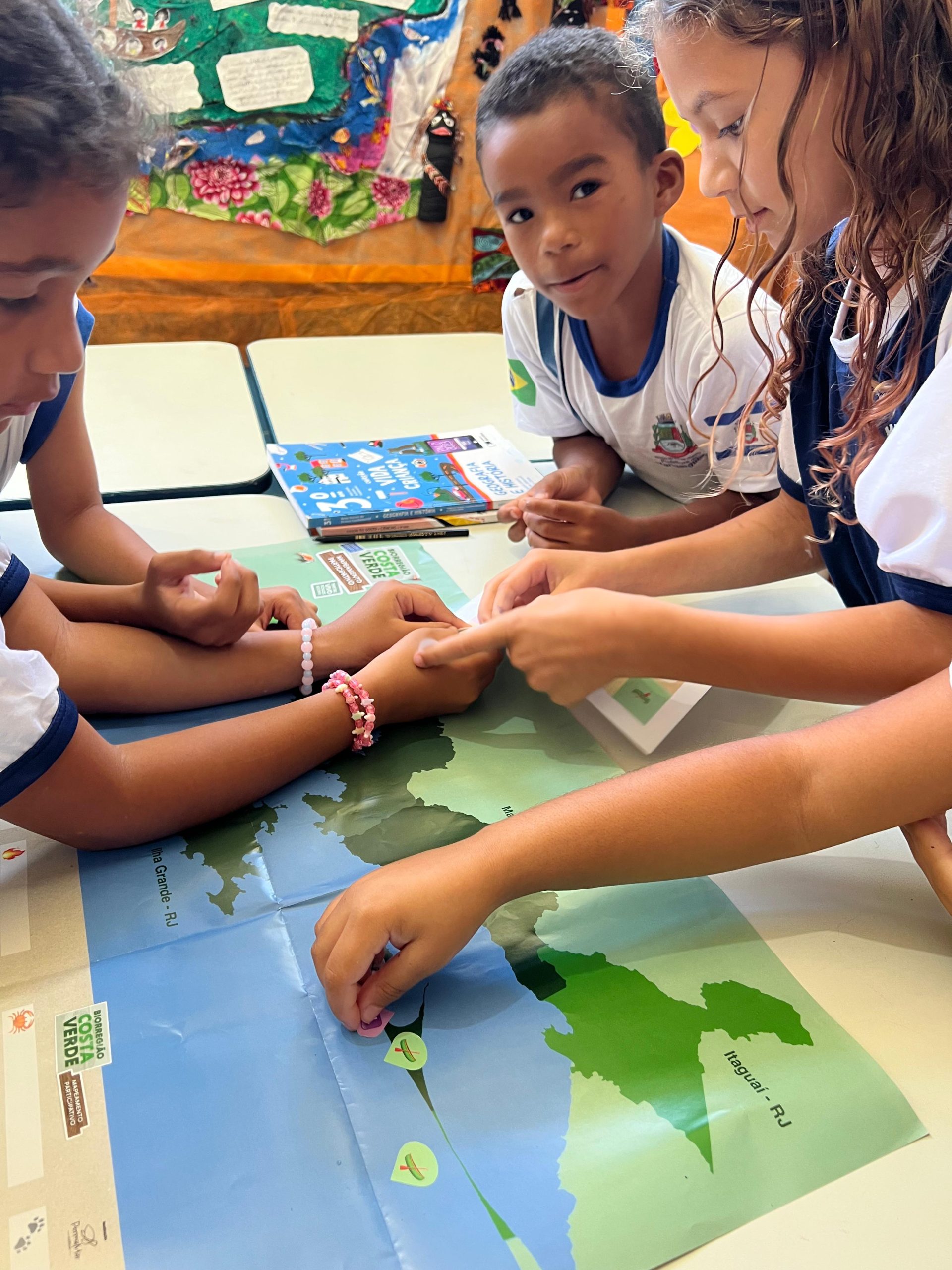 Oficina participativa de educação climática e mapeamento afetivo realizada com crianças e jovens da Costa Verde, utilizando cartografia social e materiais lúdicos para fortalecer o pertencimento territorial e a participação comunitária.