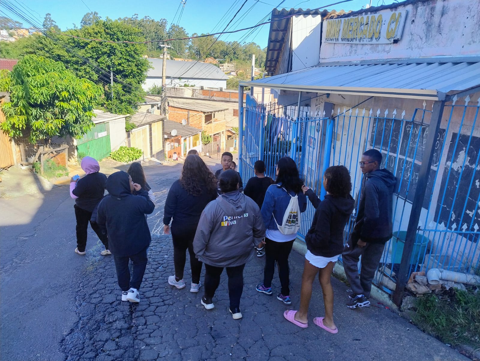 Caminhada na comunidade- Professores e alunos EMEF Nossa Senhora de Fátima e Gabriela Medeiros (CEA).