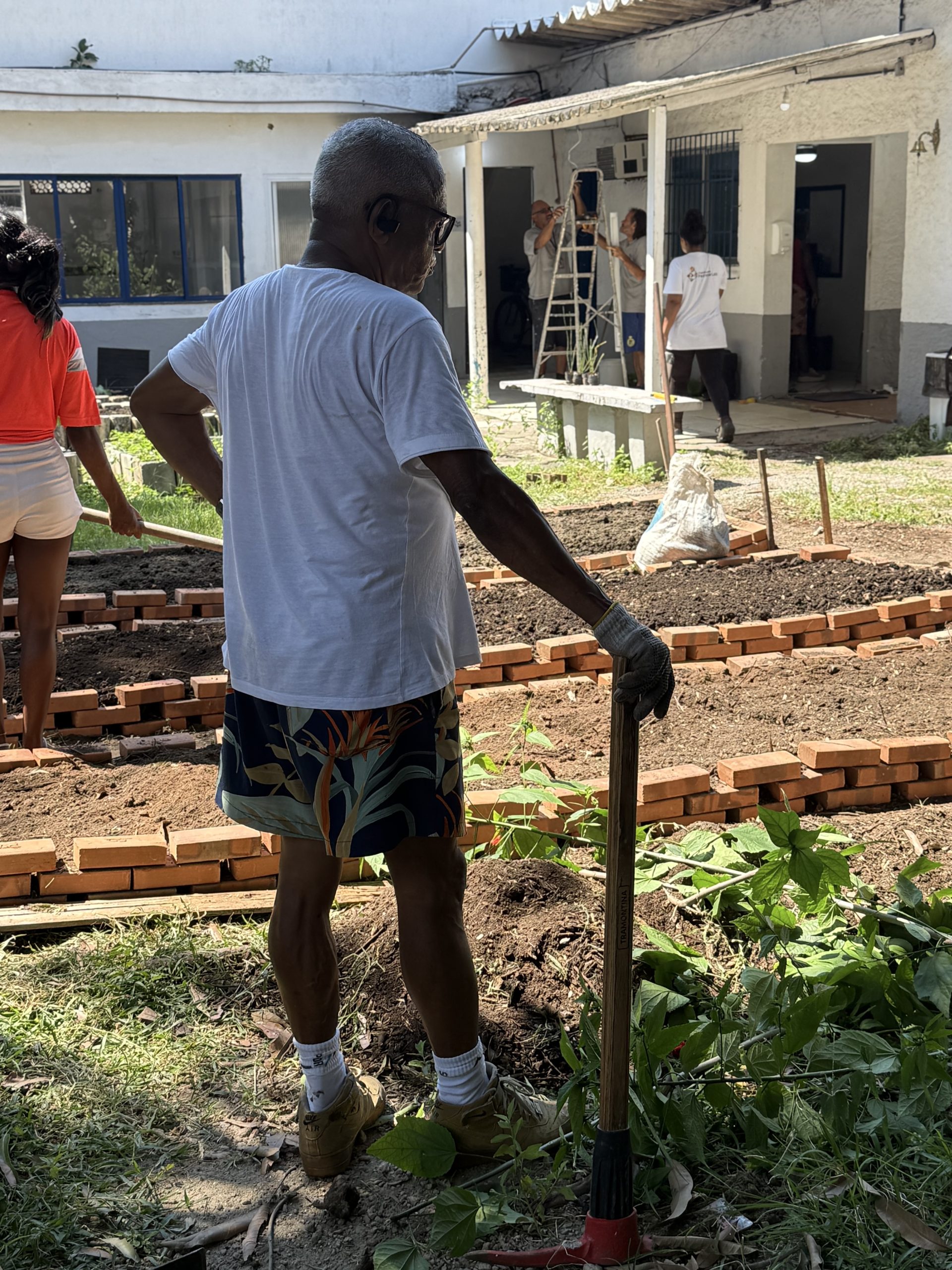 Moradores envolvidos no desenvolvimento da horta