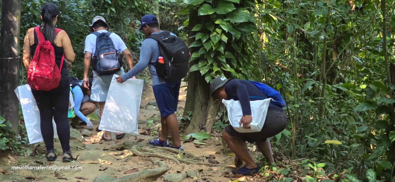 Mutirão comunitário de limpeza costeira realizado por jovens, lideranças e moradores durante ações da campanha Mata Atlântica de Pé – Biorregião Costa Verde, fortalecendo o cuidado ambiental e a mobilização territorial.