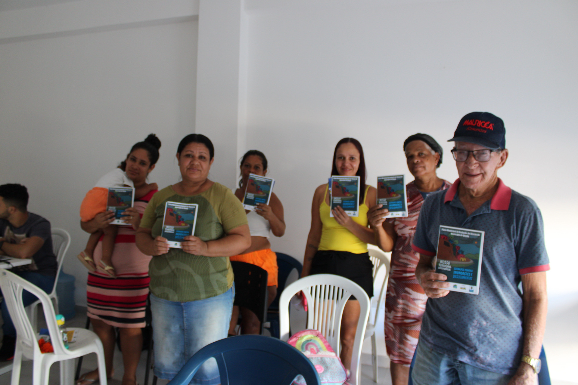 A imagem registra um momento de encontro comunitário realizado em um espaço coletivo.