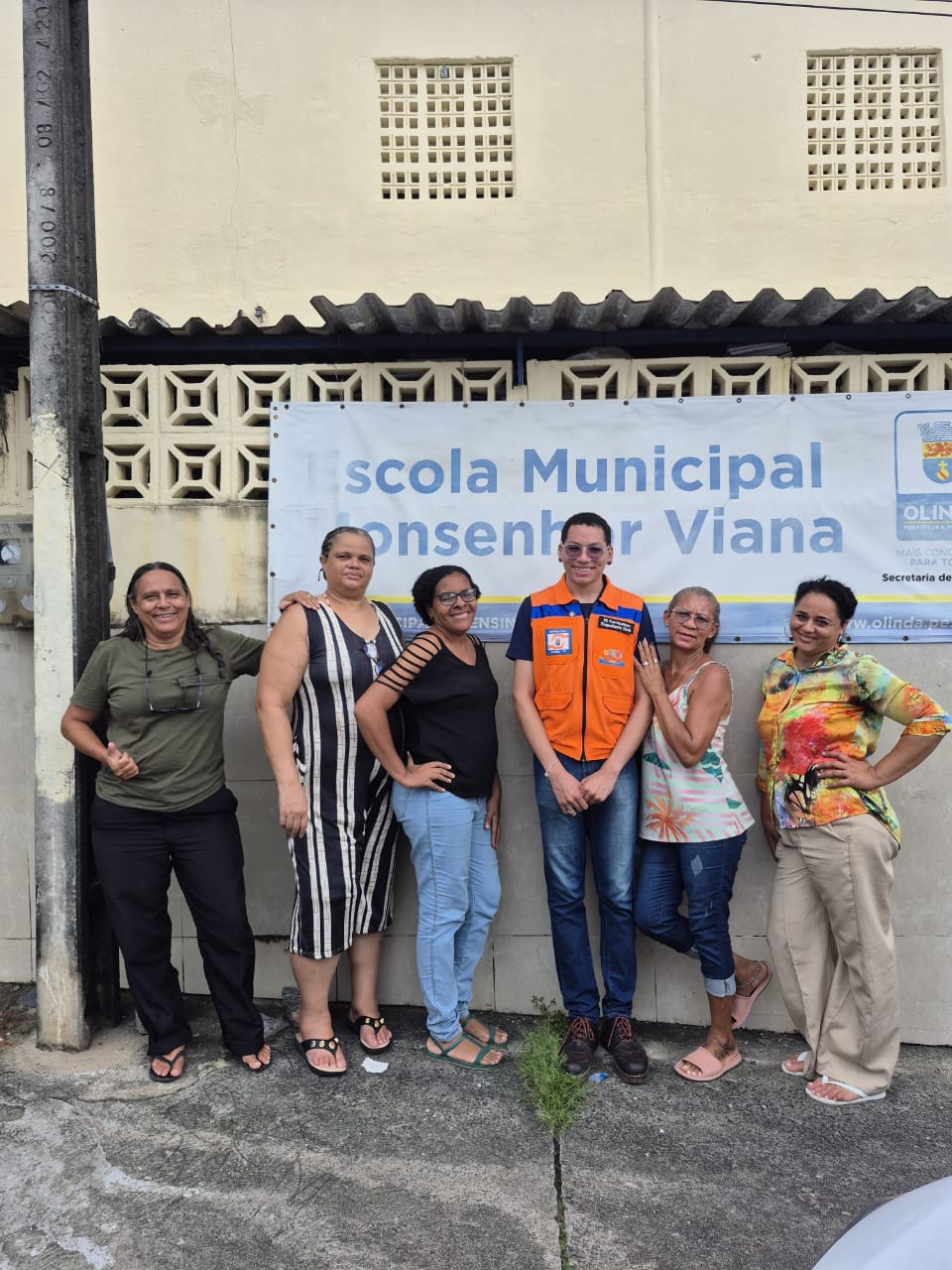 Funcionários da Escola Municipal Monsenhor Viana, junto com o palestrante da Defesa Civil de Olinda.