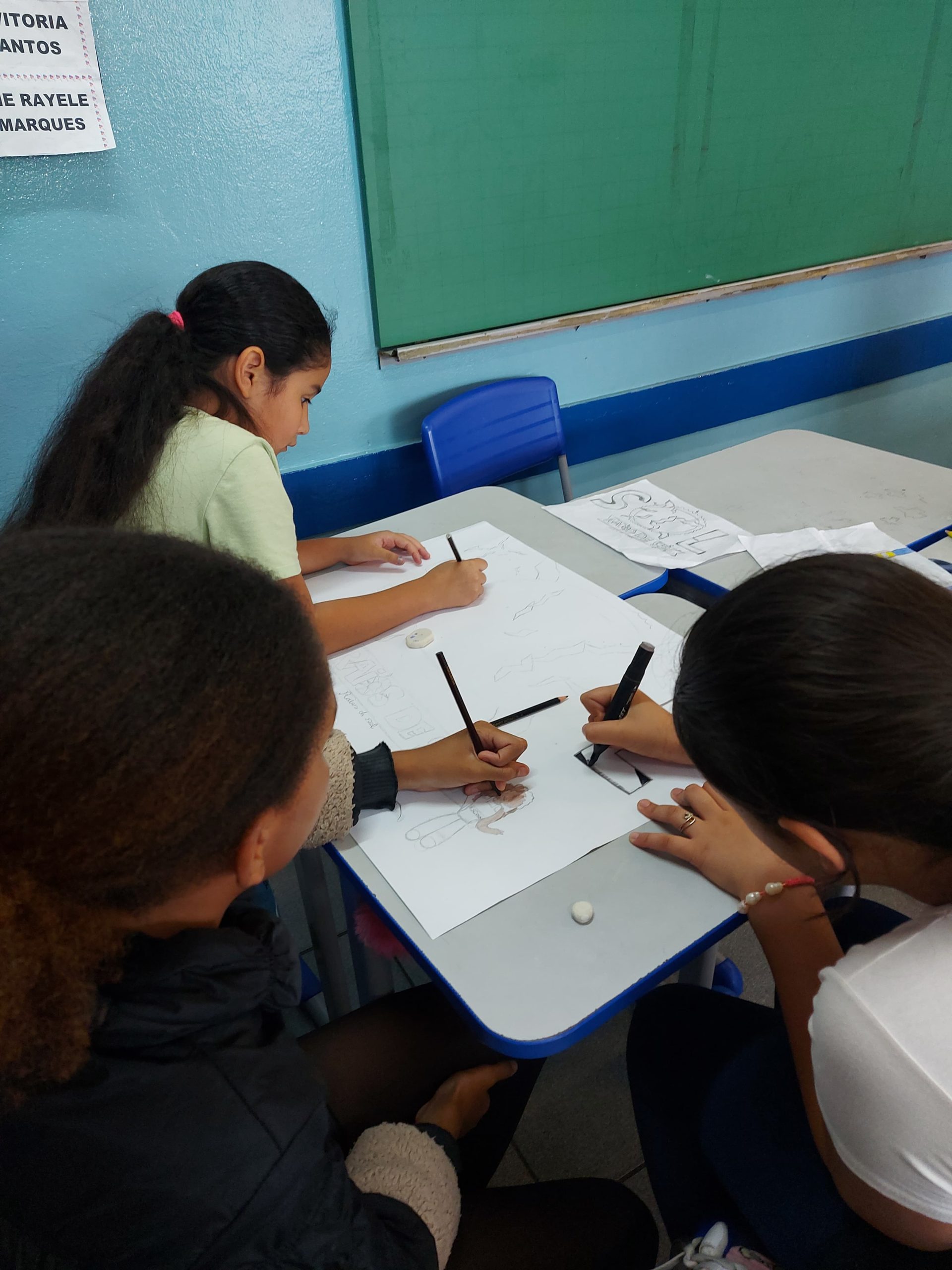 Produção de cartazes como escudo das equipes participantes.