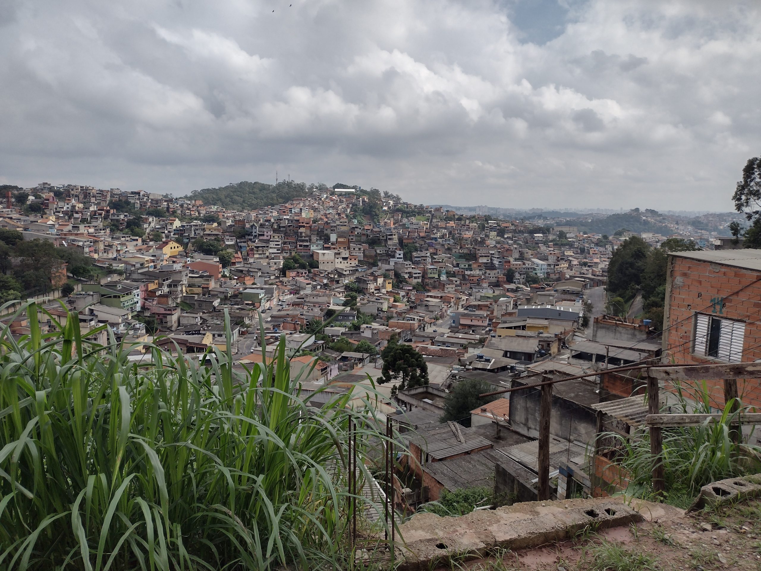 Foto ilustrando Mauá, os morros e as casas, capa do vídeo.