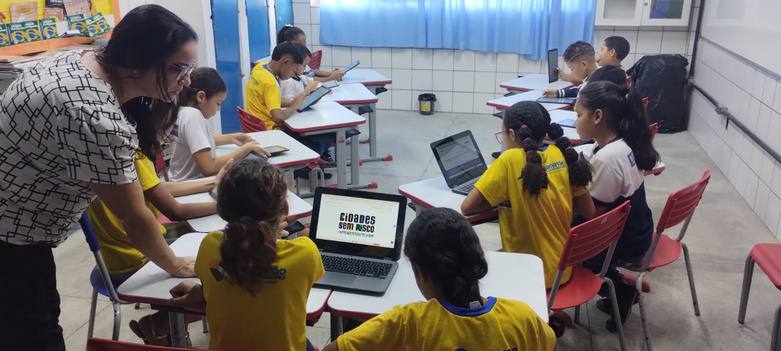 ALUNOS EM MOMENTOS DE ESTUDO.
