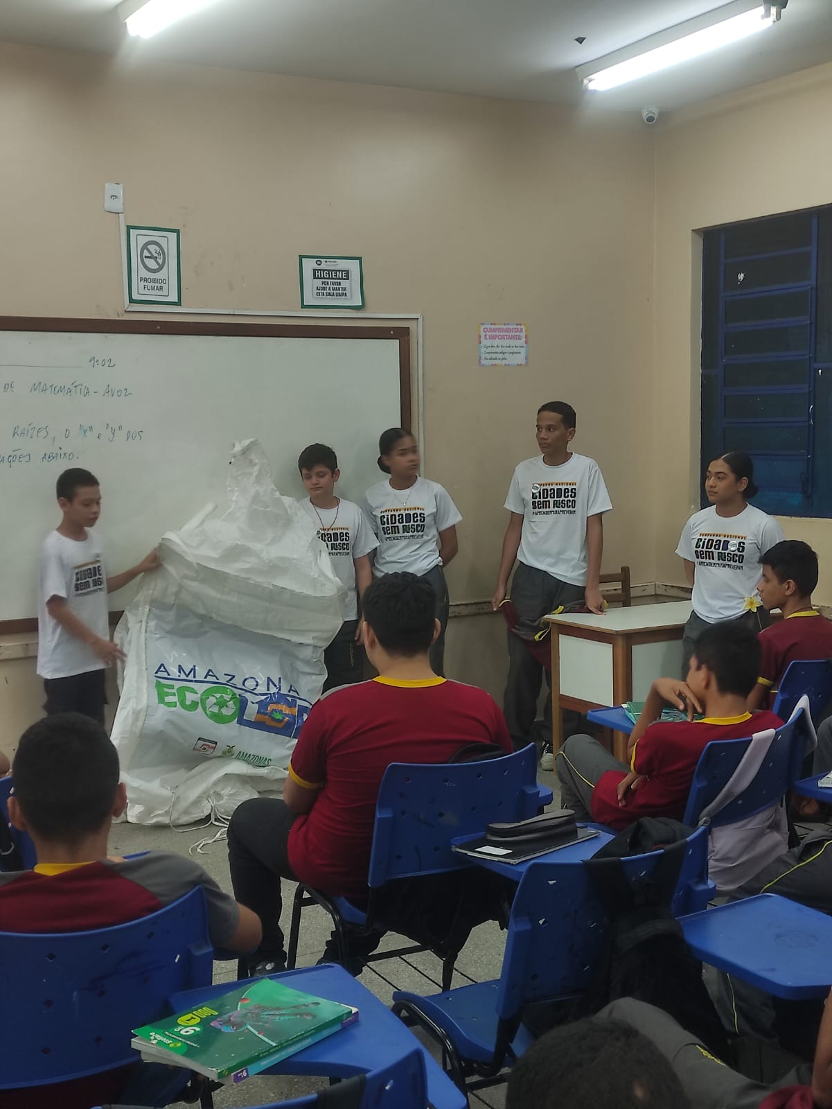 Informando aos alunos sobre a coleta de Pets para a Defesa Civil do Estado.
