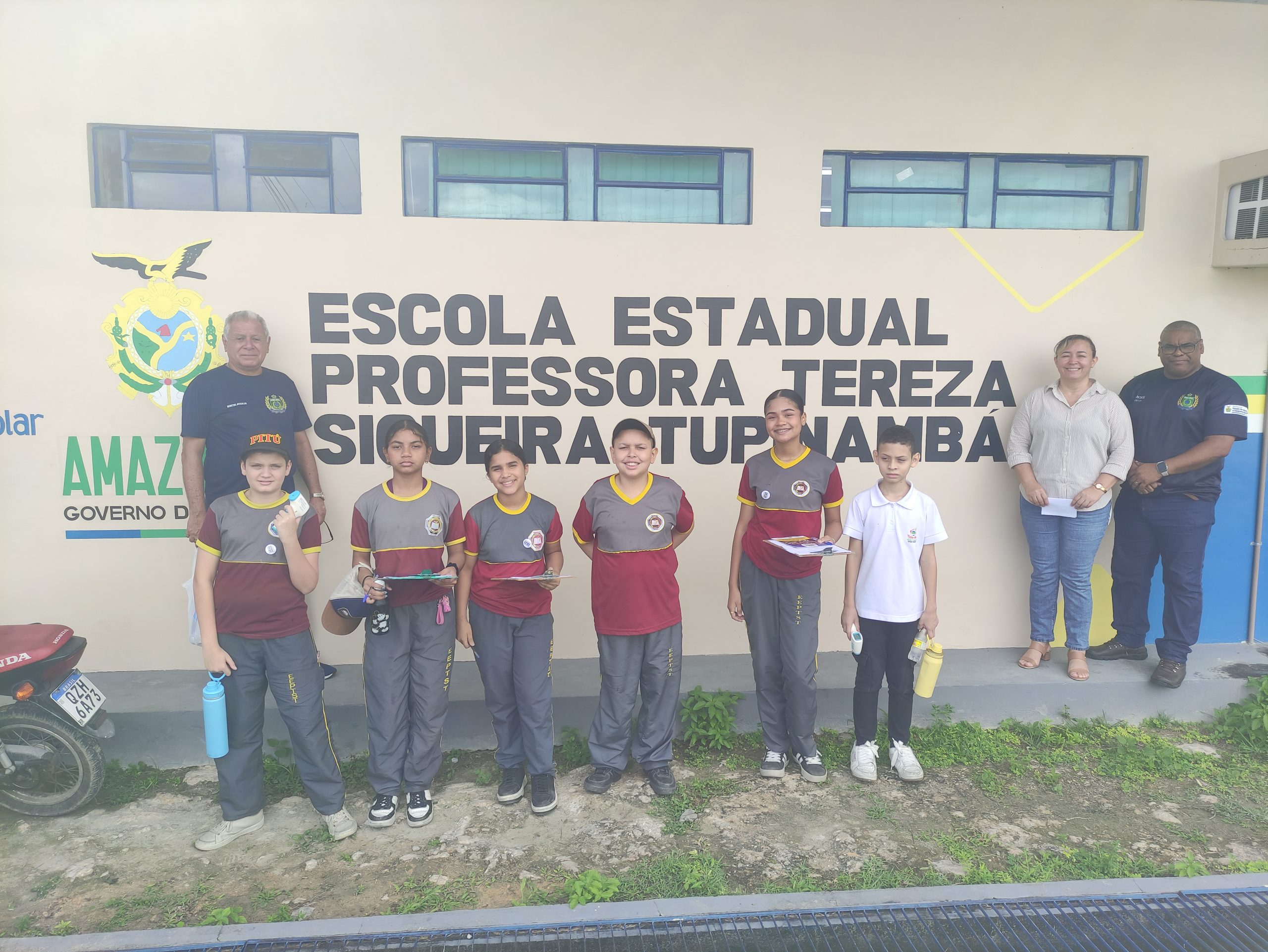 Alunos monitores prontos para mapear as ilhas de calor.