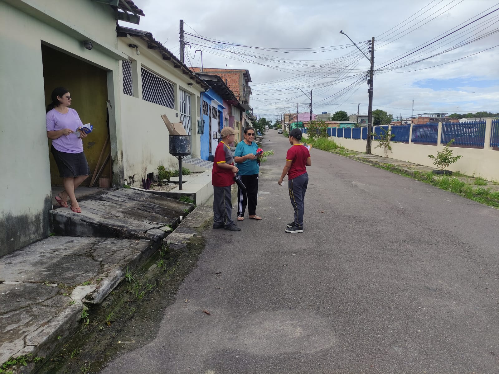 Moradores da rua atrás da escola fazendo seu relato.
