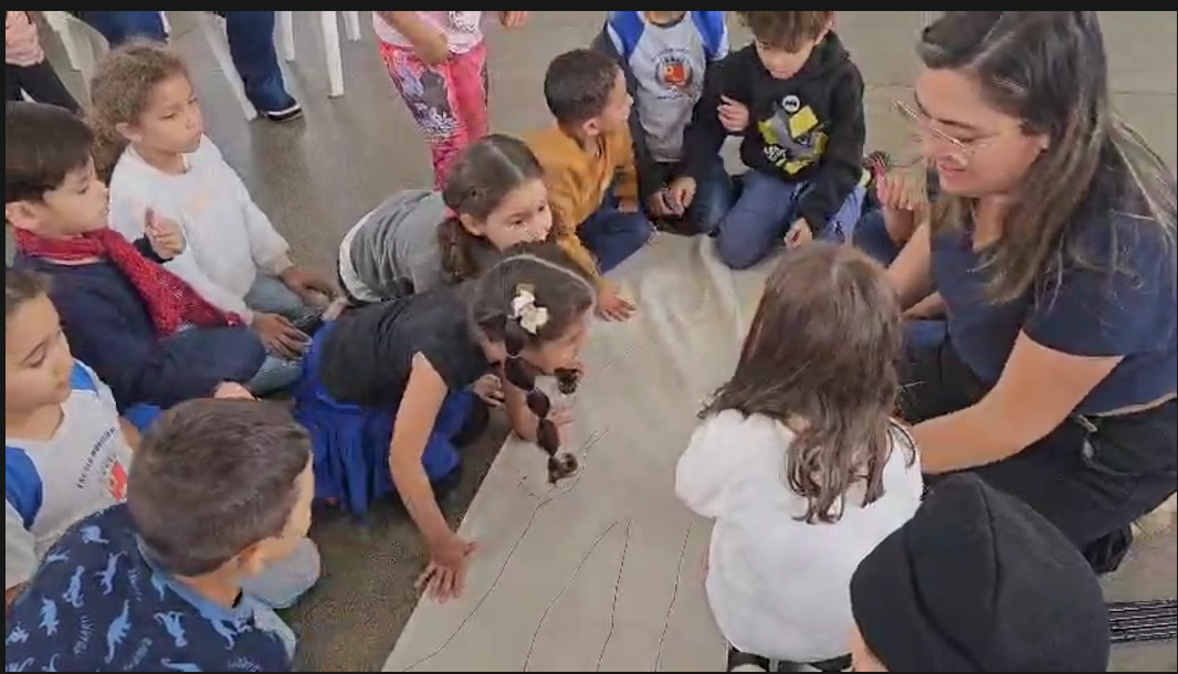 Crianças da educação infantil realizando o mapeamento do bairro.